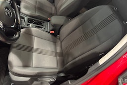 Punainen Volkswagen Golf 2017 kuva 21.