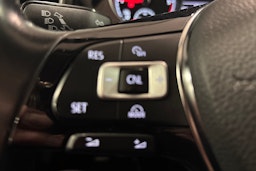 Punainen Volkswagen Golf 2017 kuva 29.