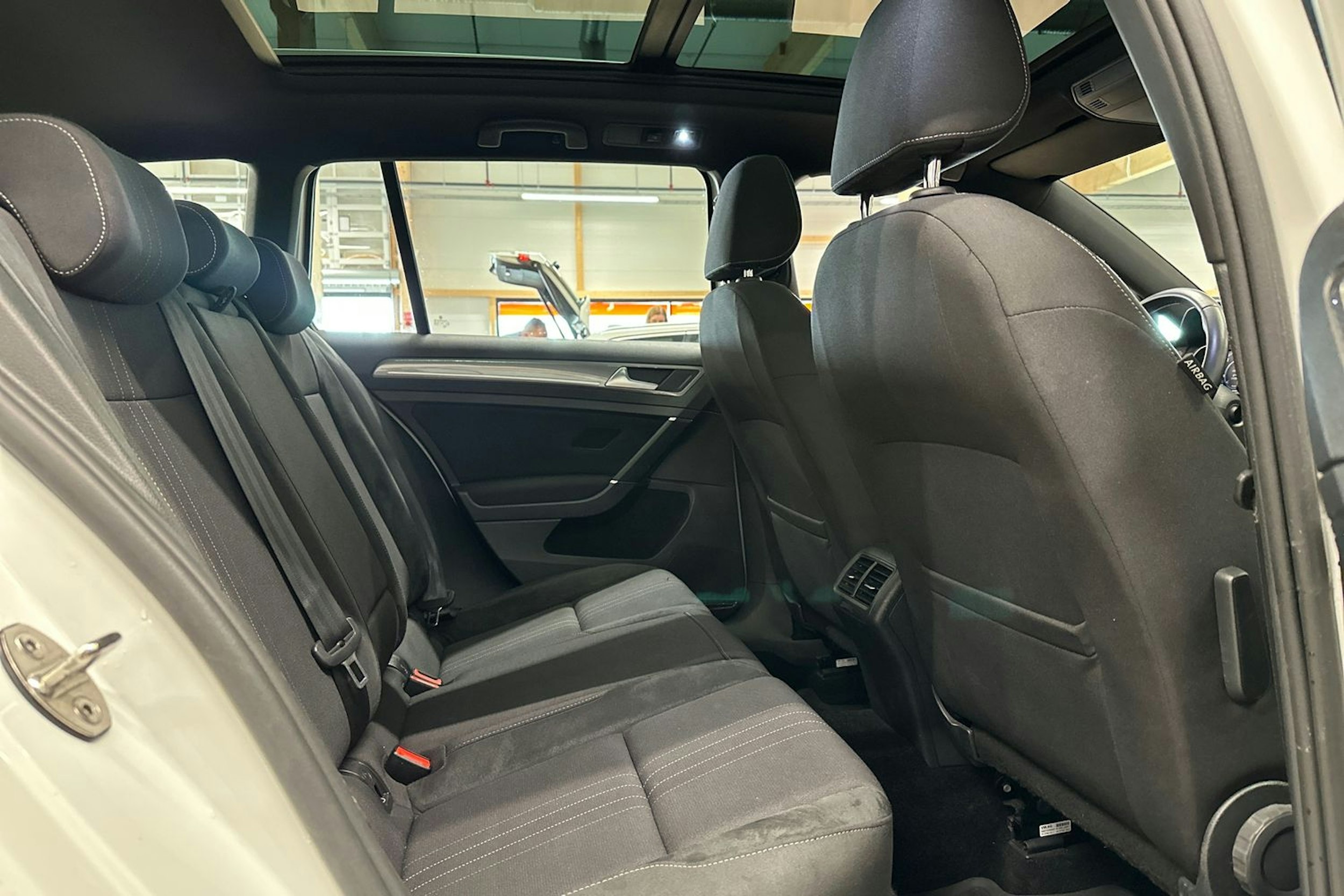 valkoinen Volkswagen Golf 2017 kuva 14.