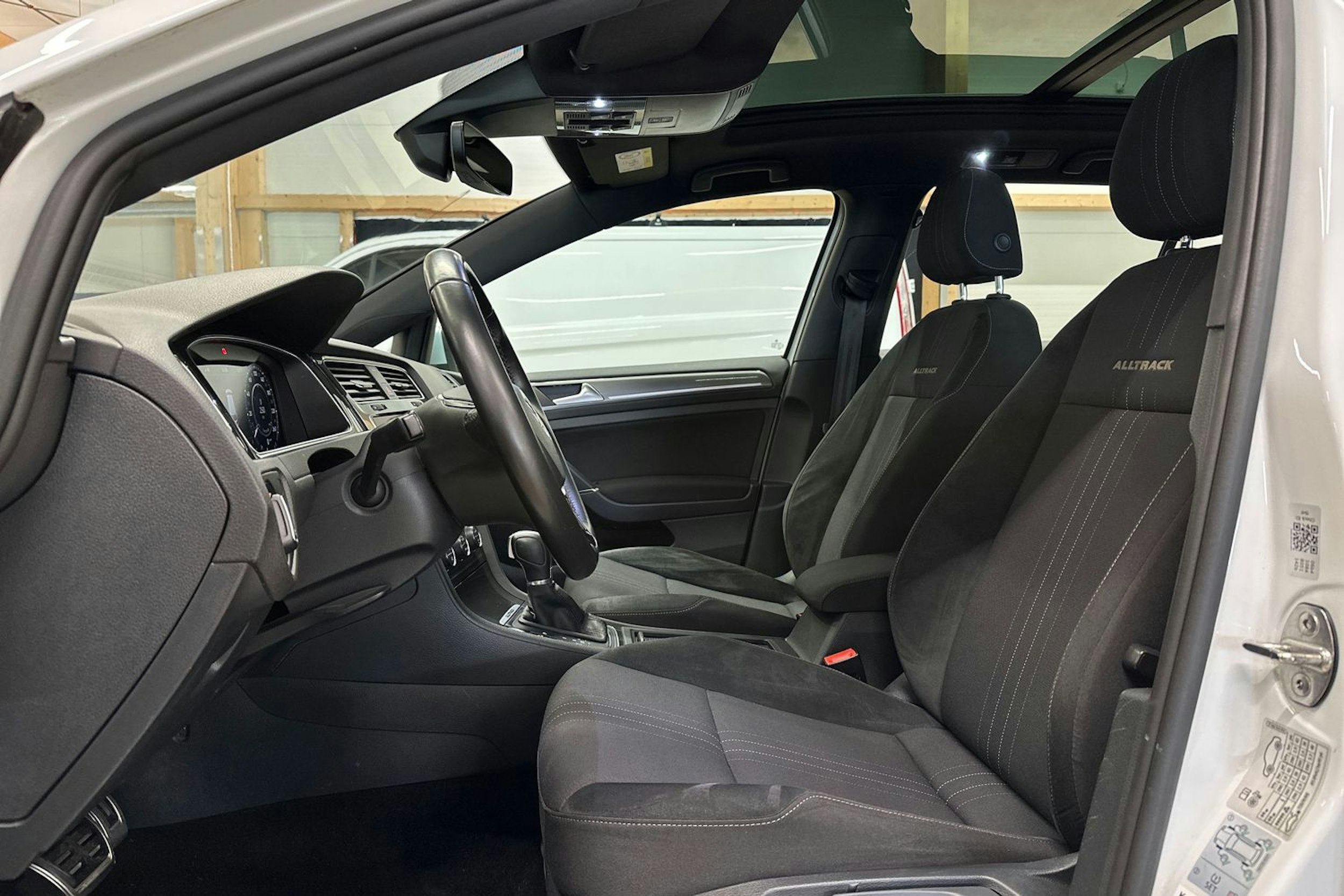 valkoinen Volkswagen Golf 2017 kuva 15.