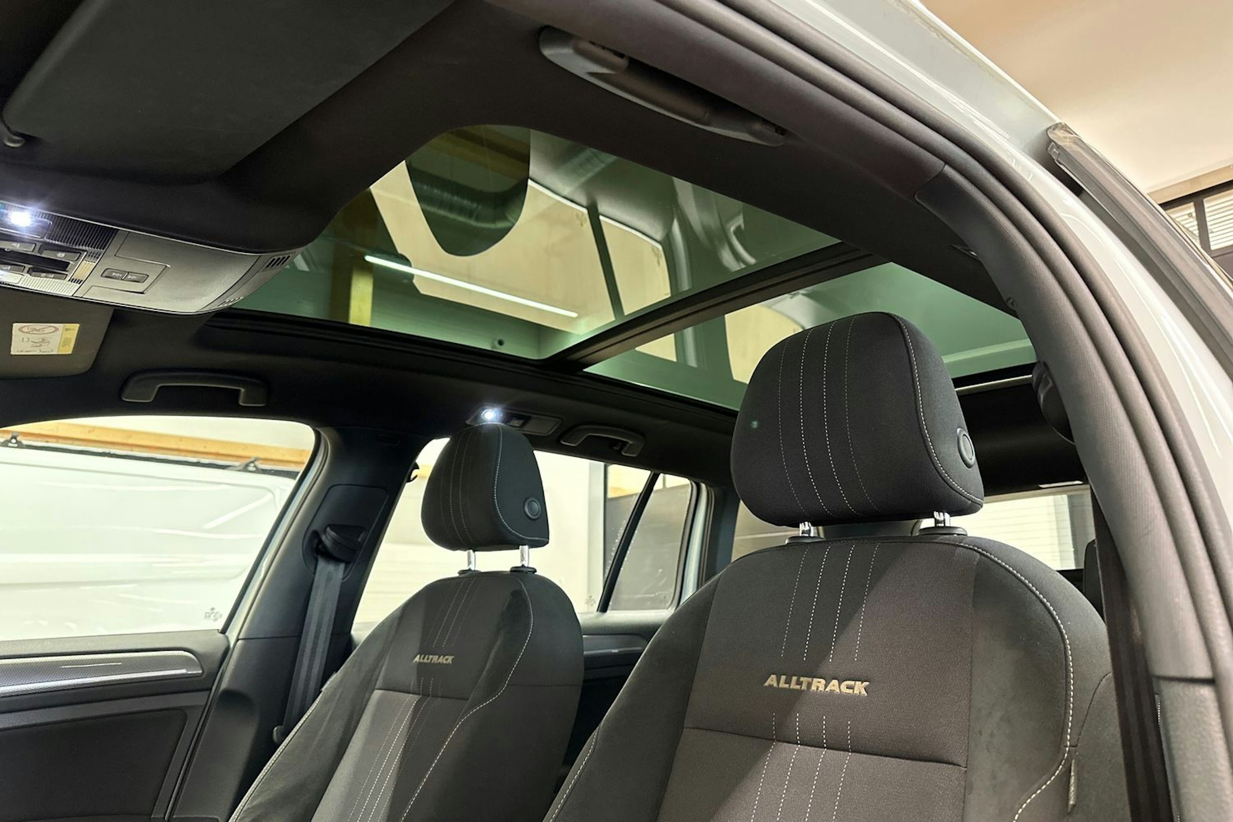 valkoinen Volkswagen Golf 2017 kuva 16.