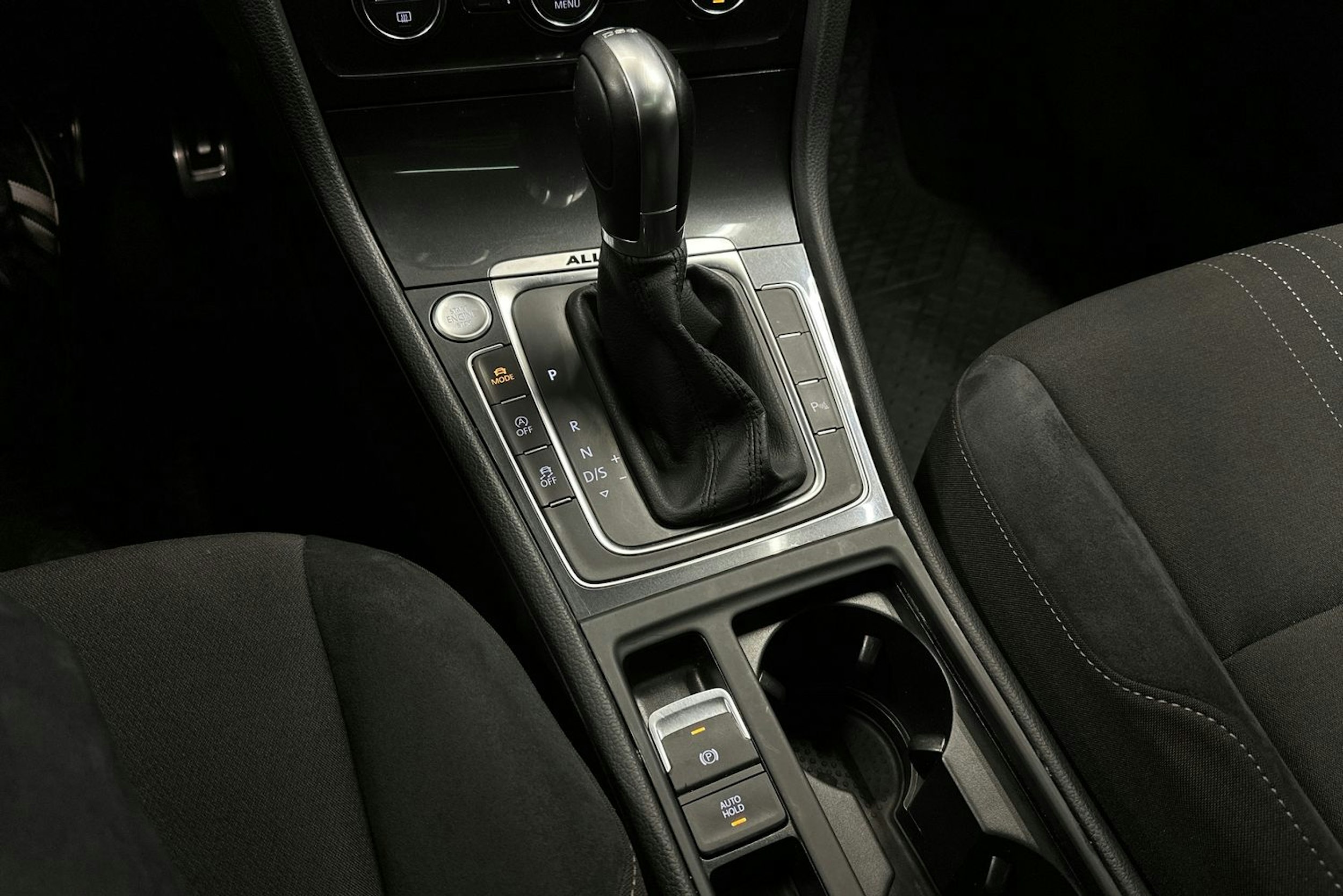valkoinen Volkswagen Golf 2017 kuva 22.