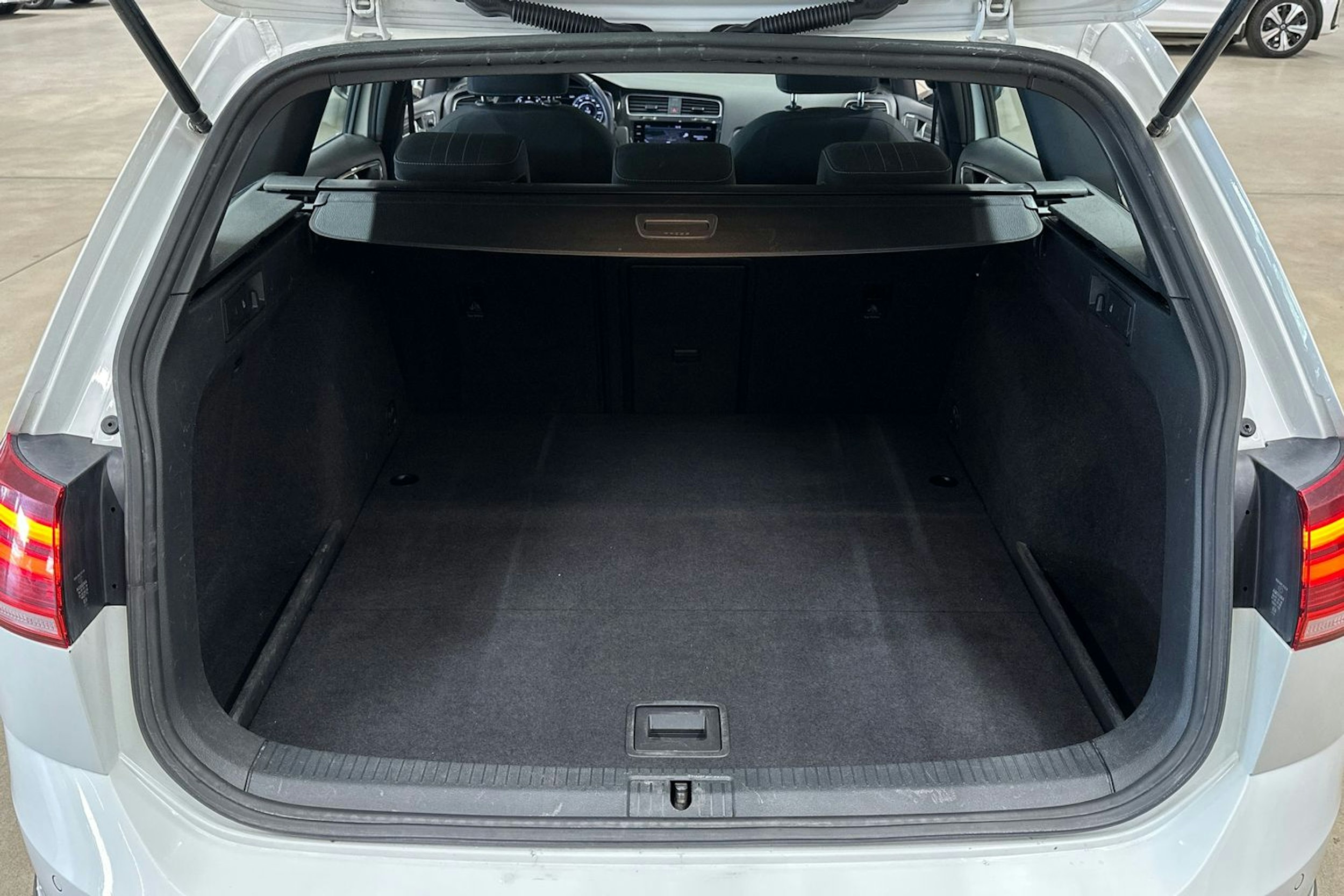 valkoinen Volkswagen Golf 2017 kuva 27.