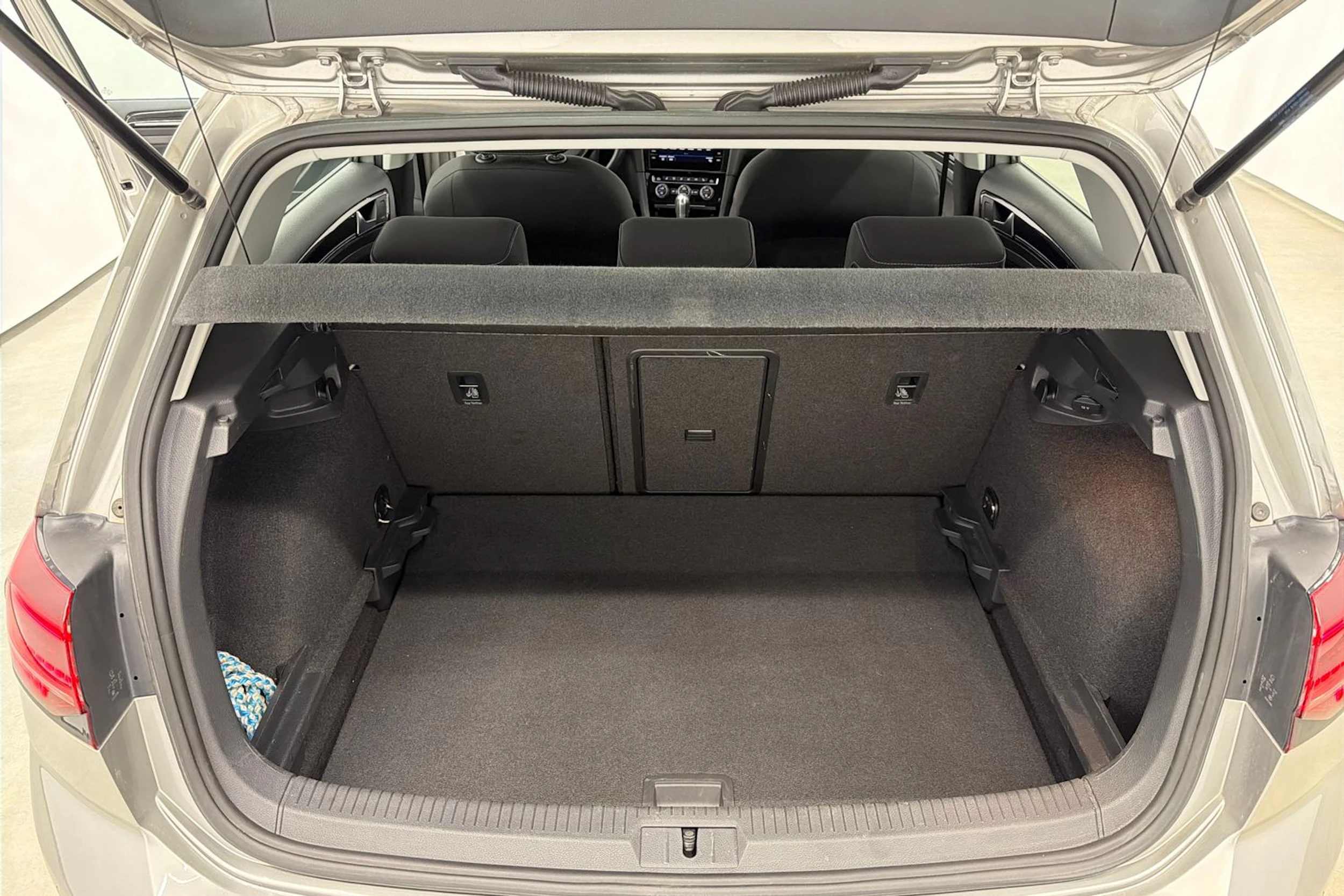 harmaa Volkswagen Golf 2018 kuva 32.