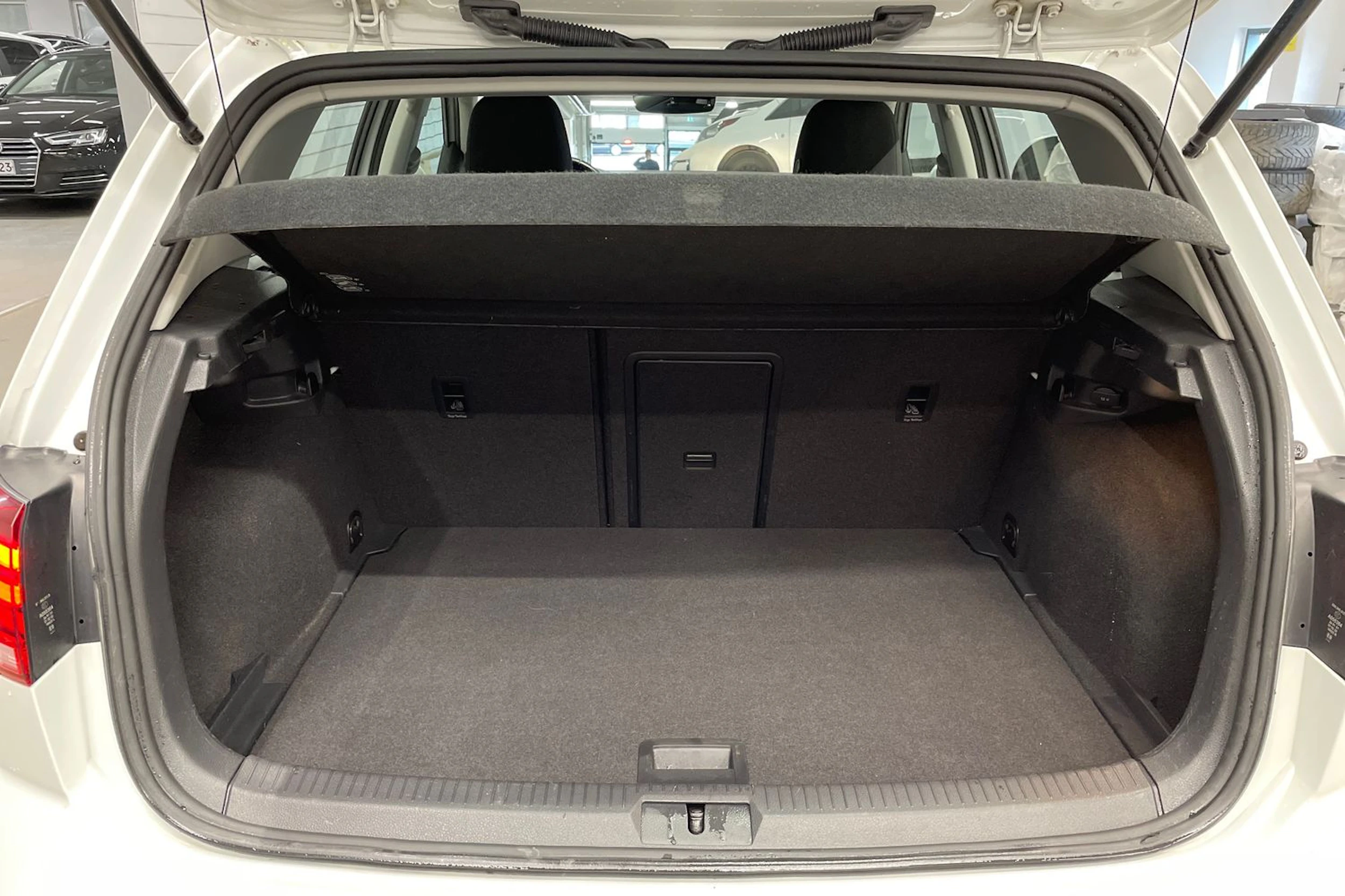 valkoinen Volkswagen Golf 2017 kuva 15.