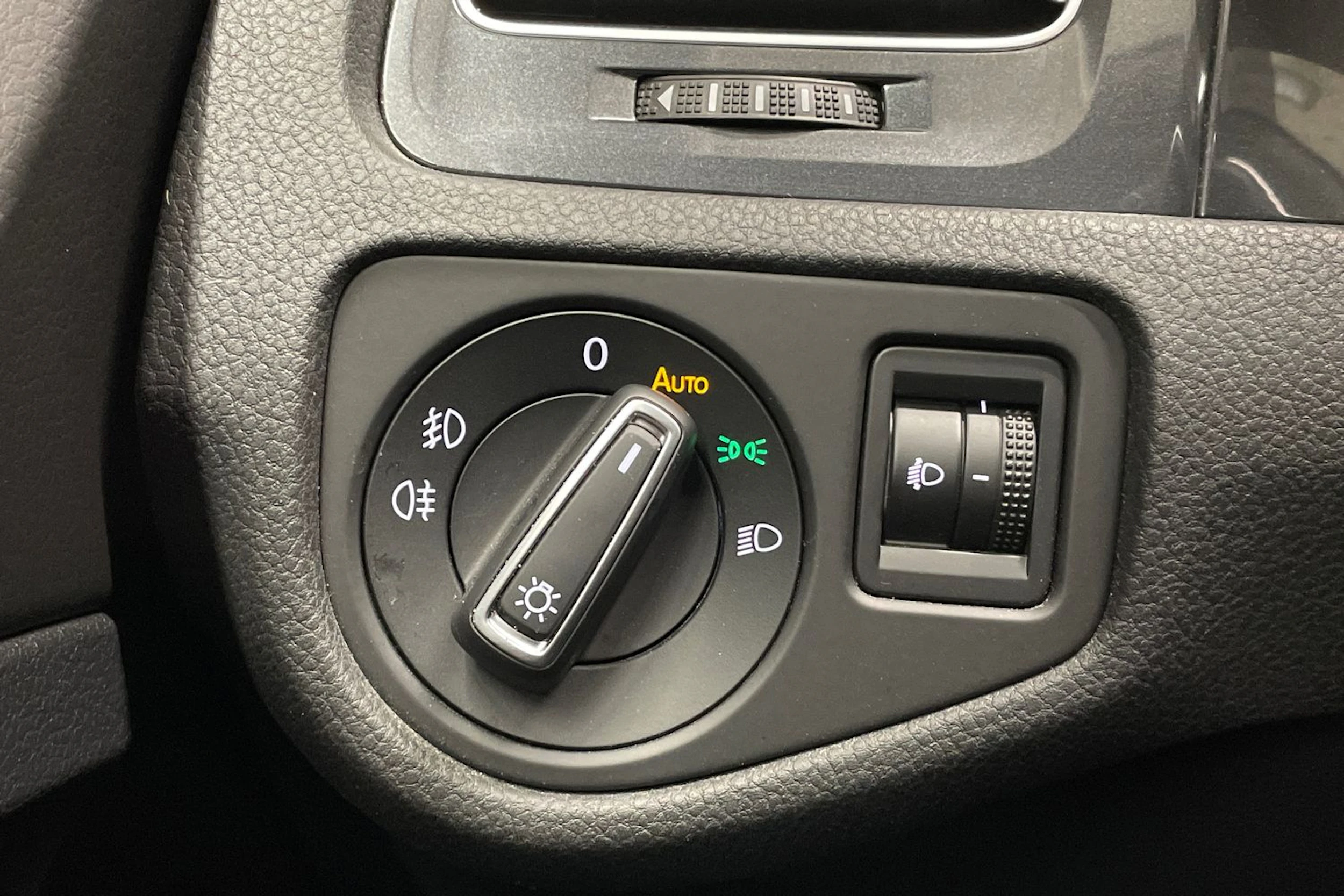 valkoinen Volkswagen Golf 2017 kuva 20.