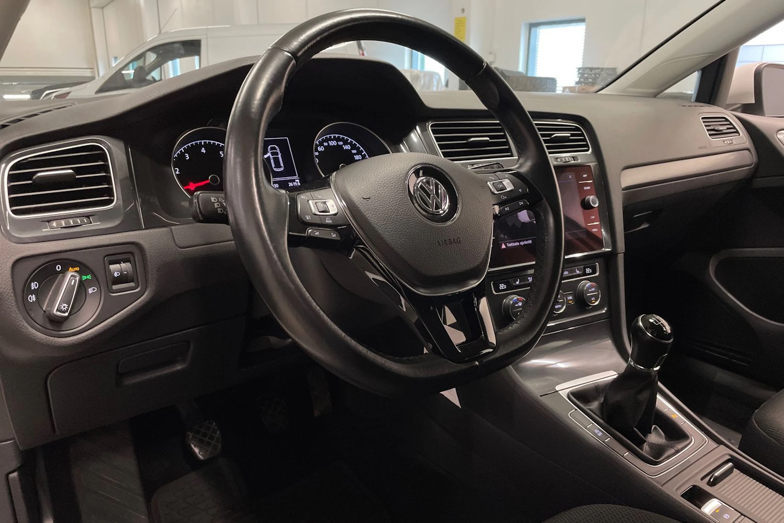 valkoinen Volkswagen Golf 2017 kuva 23.