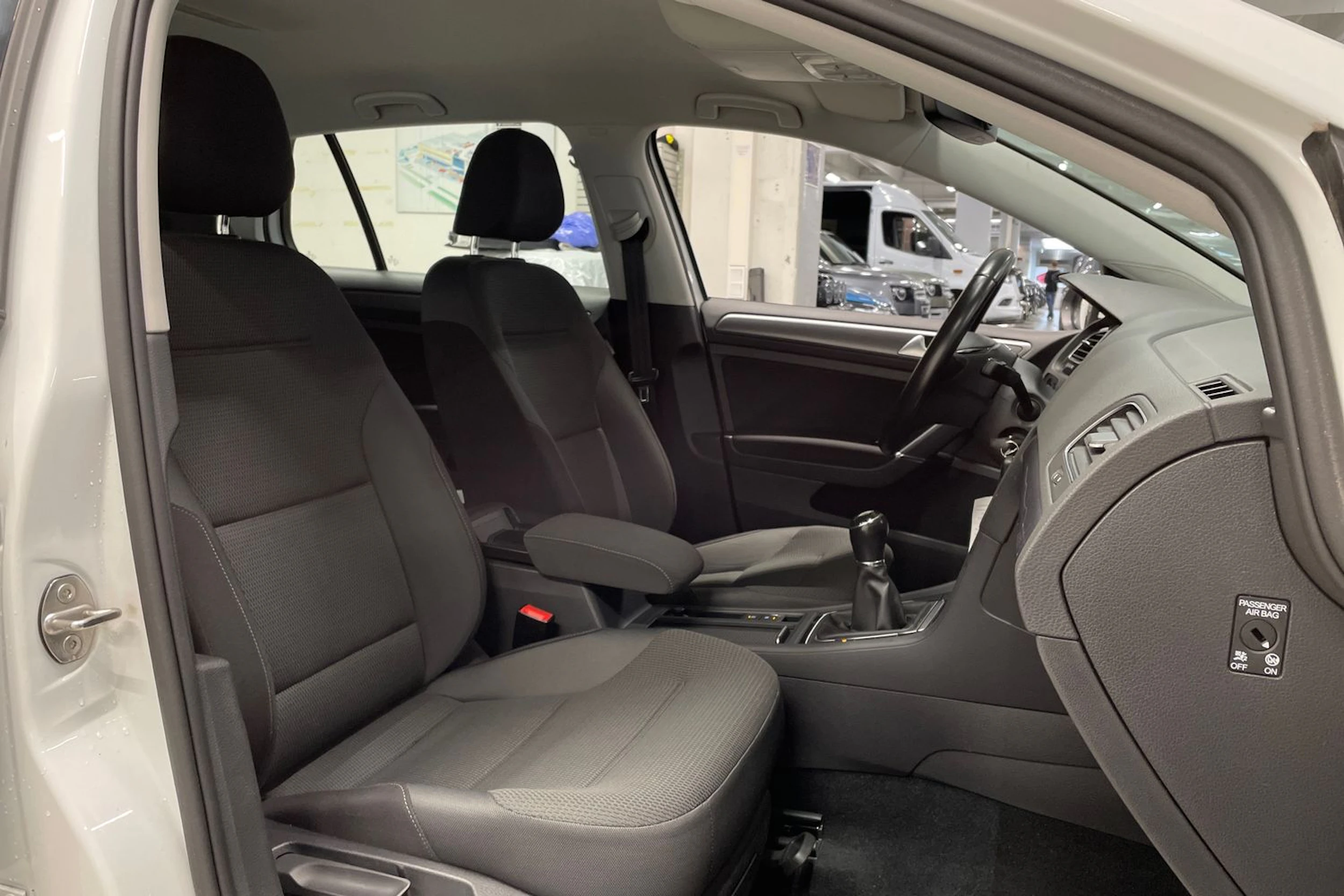 valkoinen Volkswagen Golf 2017 kuva 24.