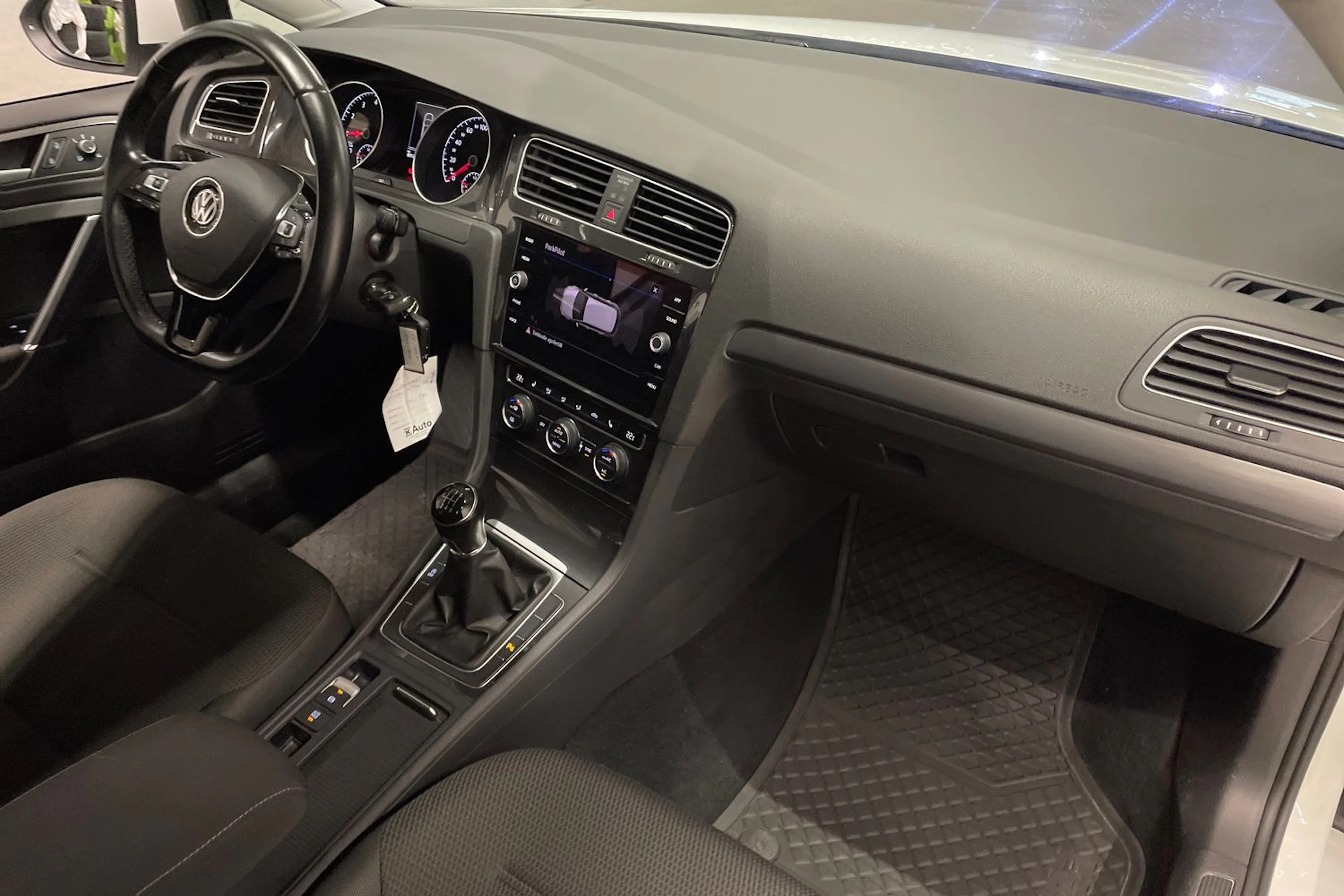 valkoinen Volkswagen Golf 2017 kuva 25.