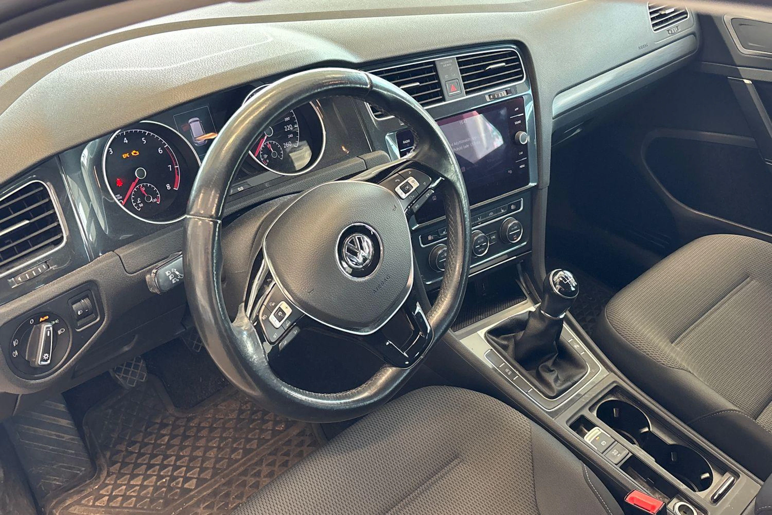 valkoinen Volkswagen Golf 2017 kuva 3.