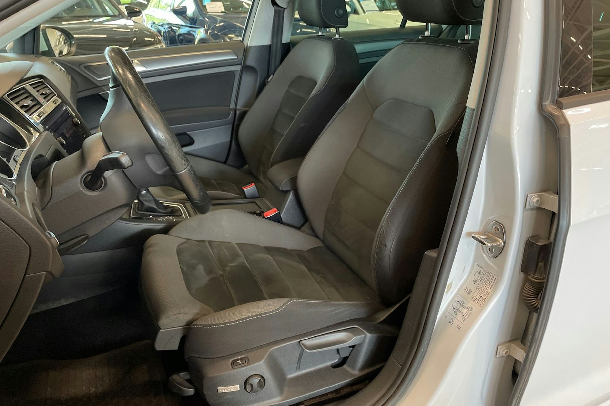 valkoinen Volkswagen Golf 2017 kuva 14.