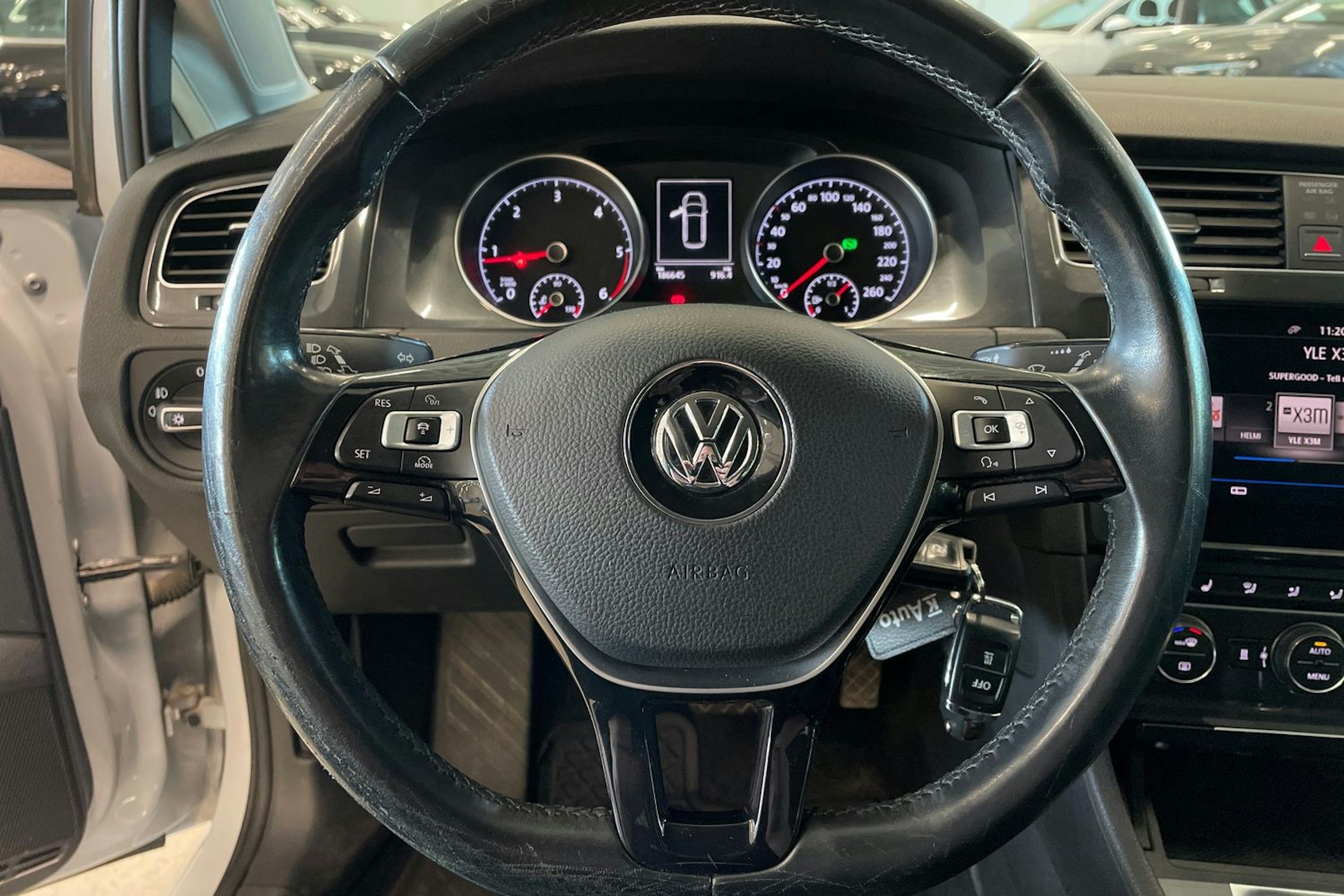 valkoinen Volkswagen Golf 2017 kuva 15.