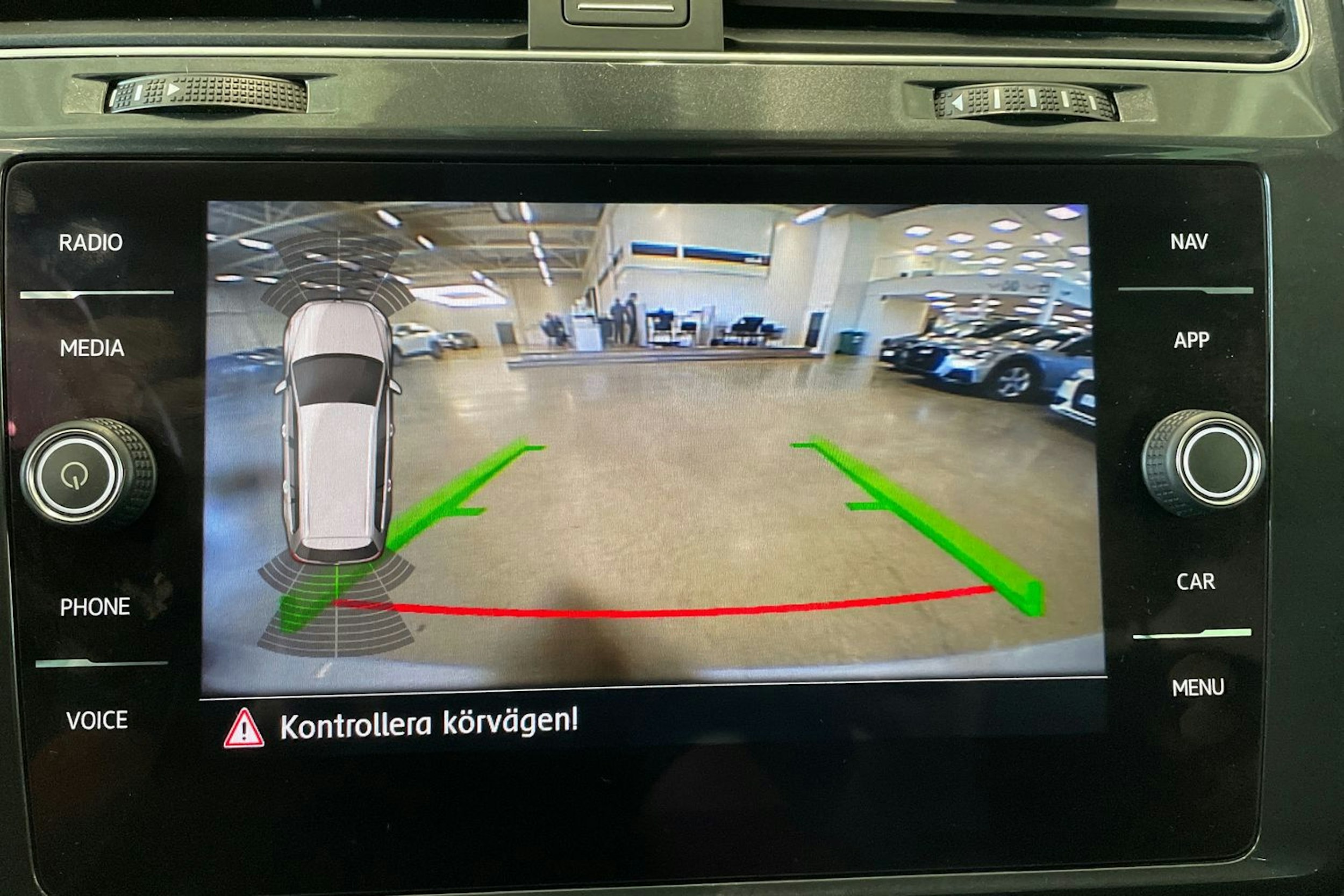 valkoinen Volkswagen Golf 2017 kuva 20.