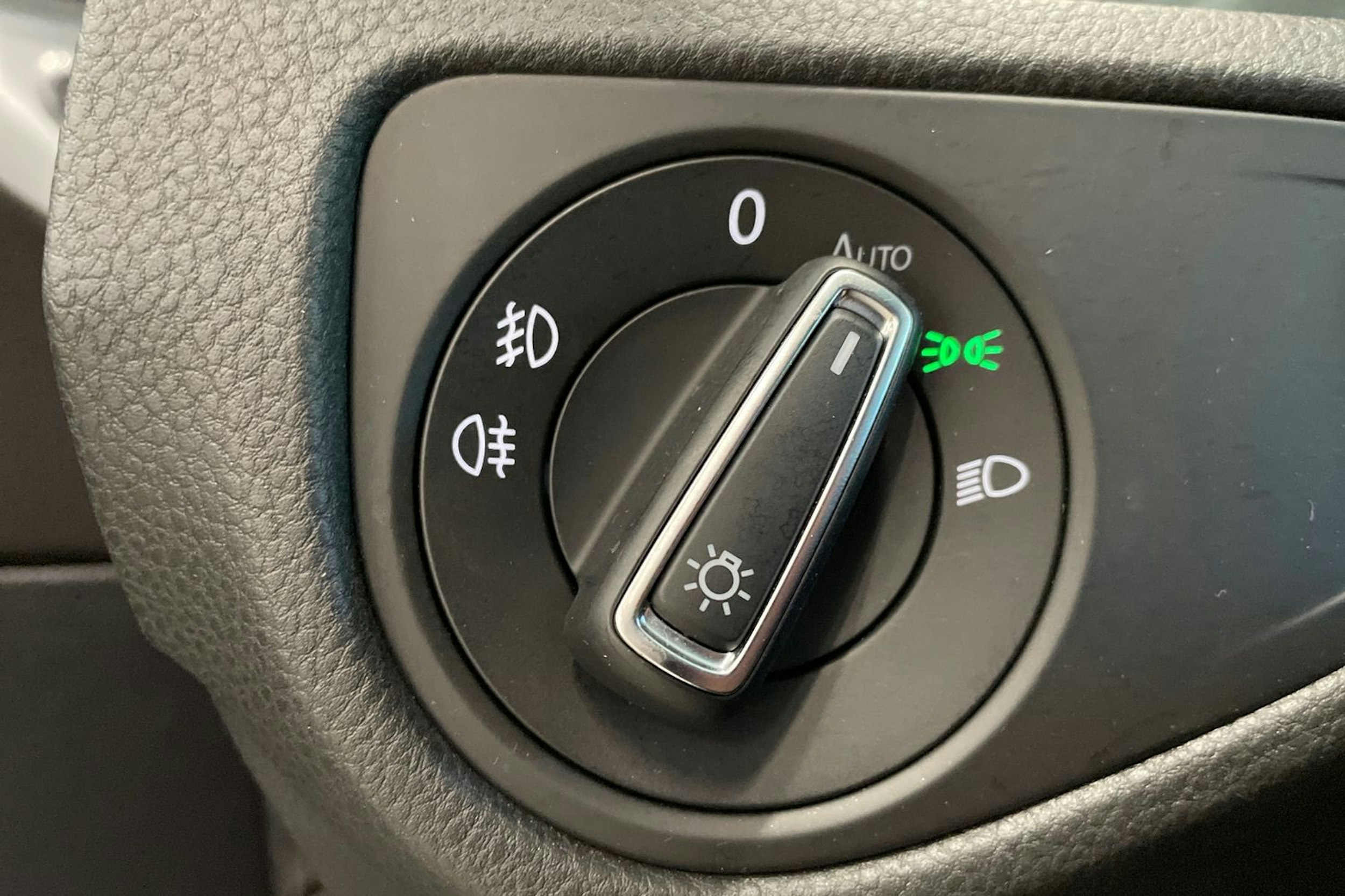 valkoinen Volkswagen Golf 2017 kuva 31.