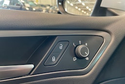 valkoinen Volkswagen Golf 2017 kuva 33.