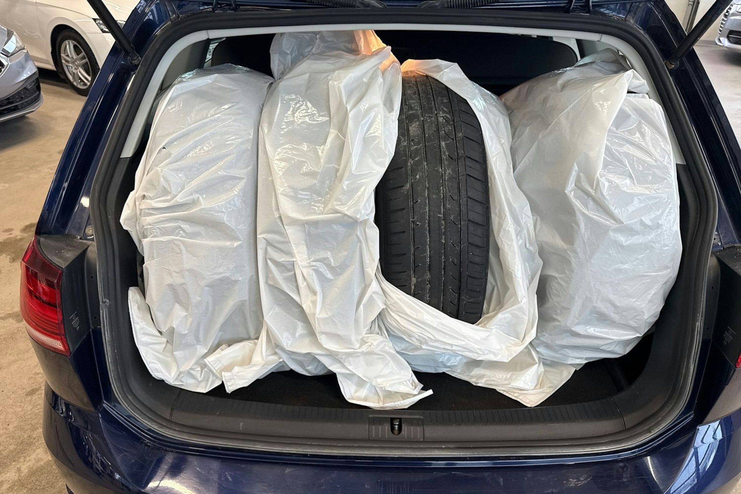 sininen Volkswagen Golf 2017 kuva 18.