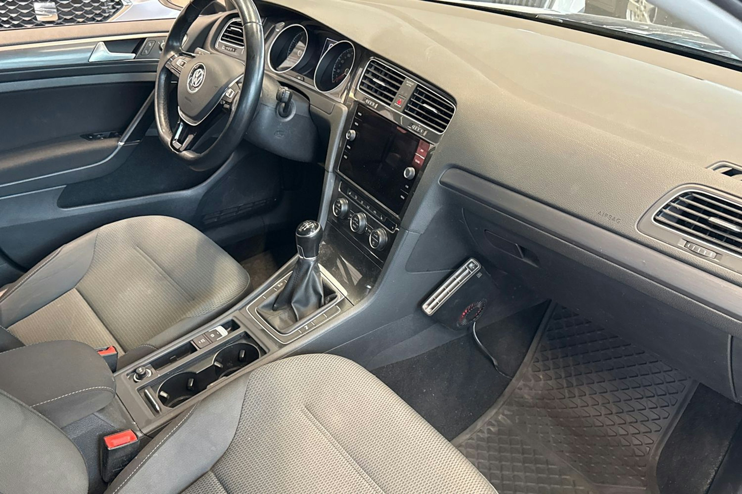 sininen Volkswagen Golf 2017 kuva 20.