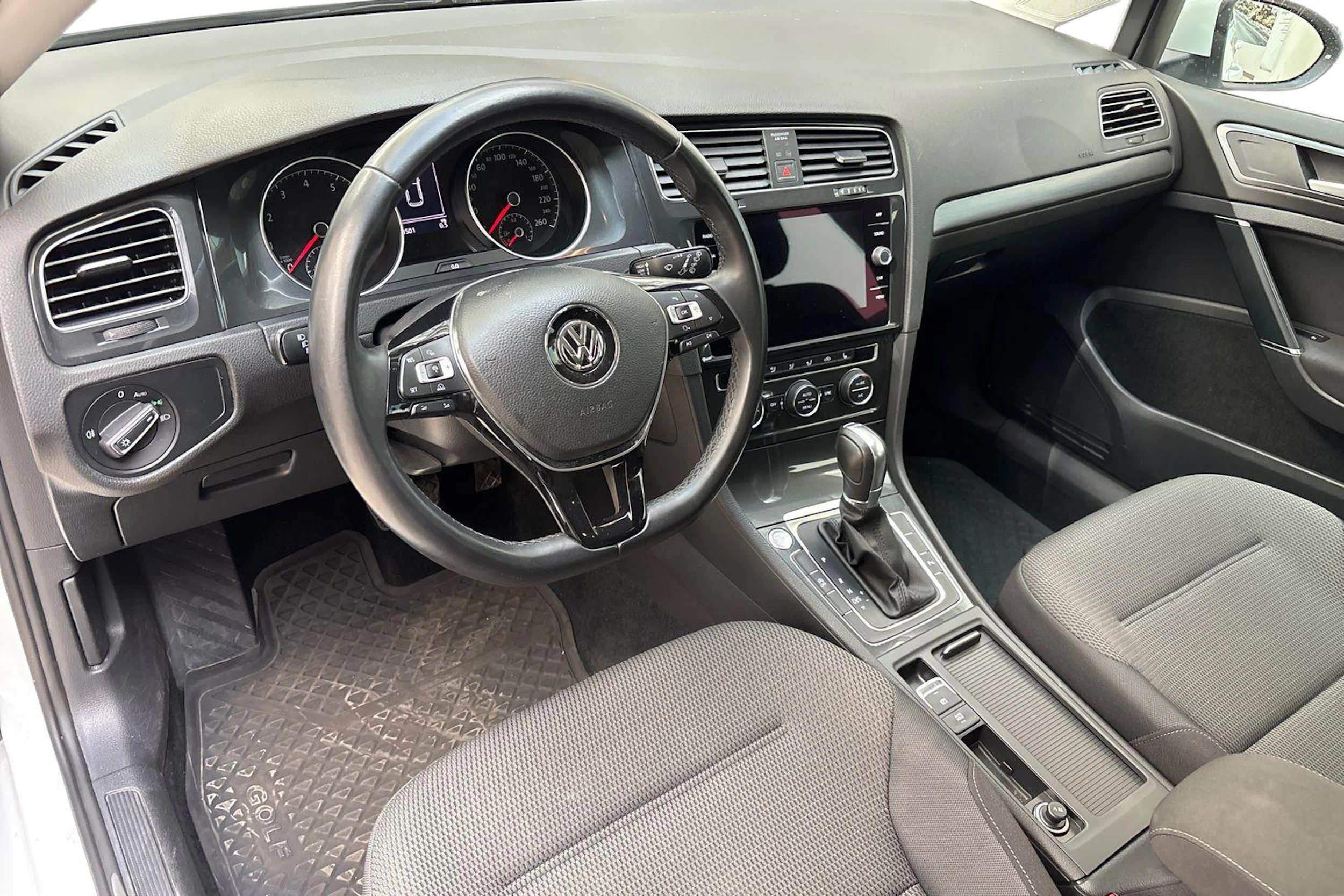 valkoinen Volkswagen Golf 2017 kuva 6.