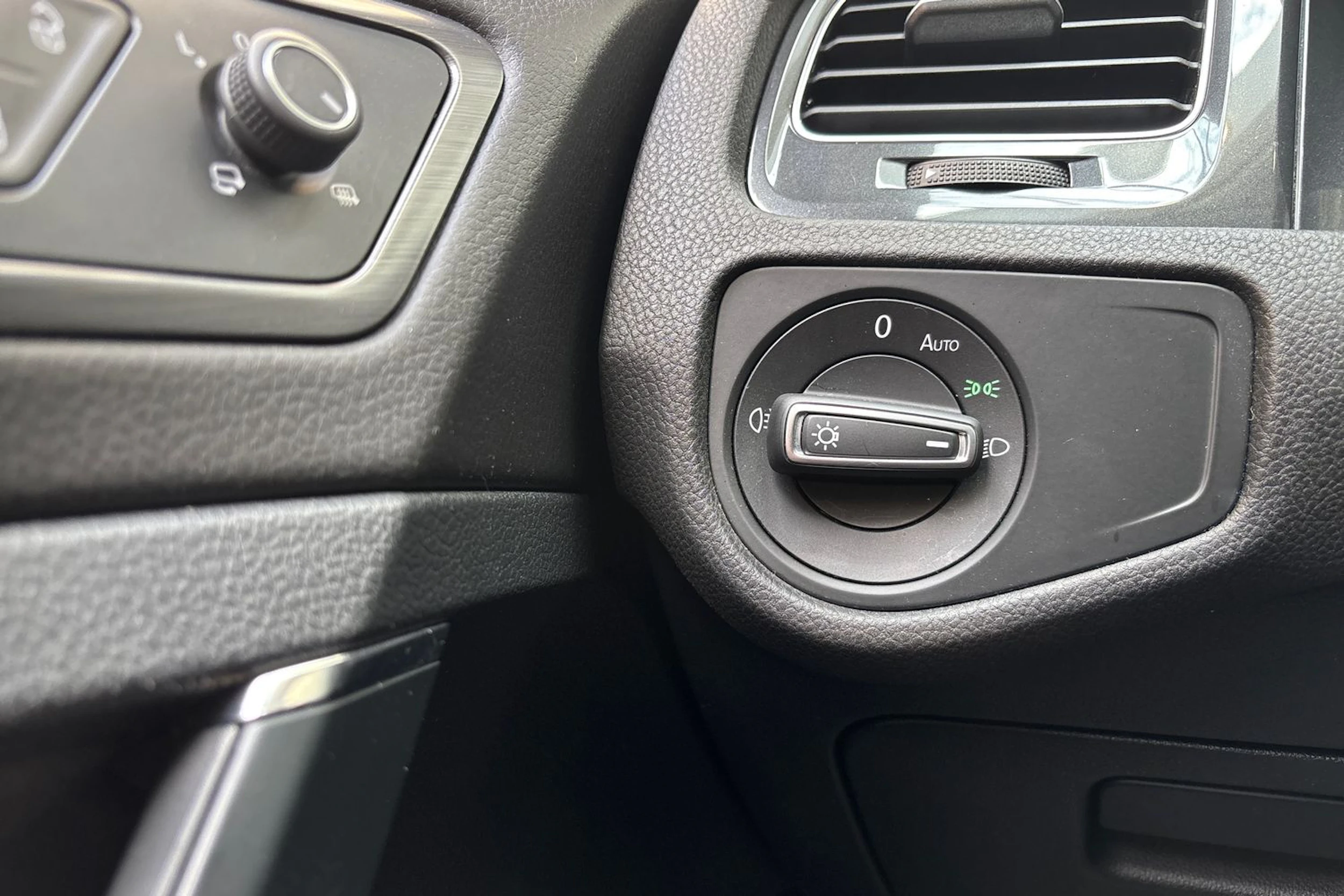 valkoinen Volkswagen Golf 2017 kuva 12.