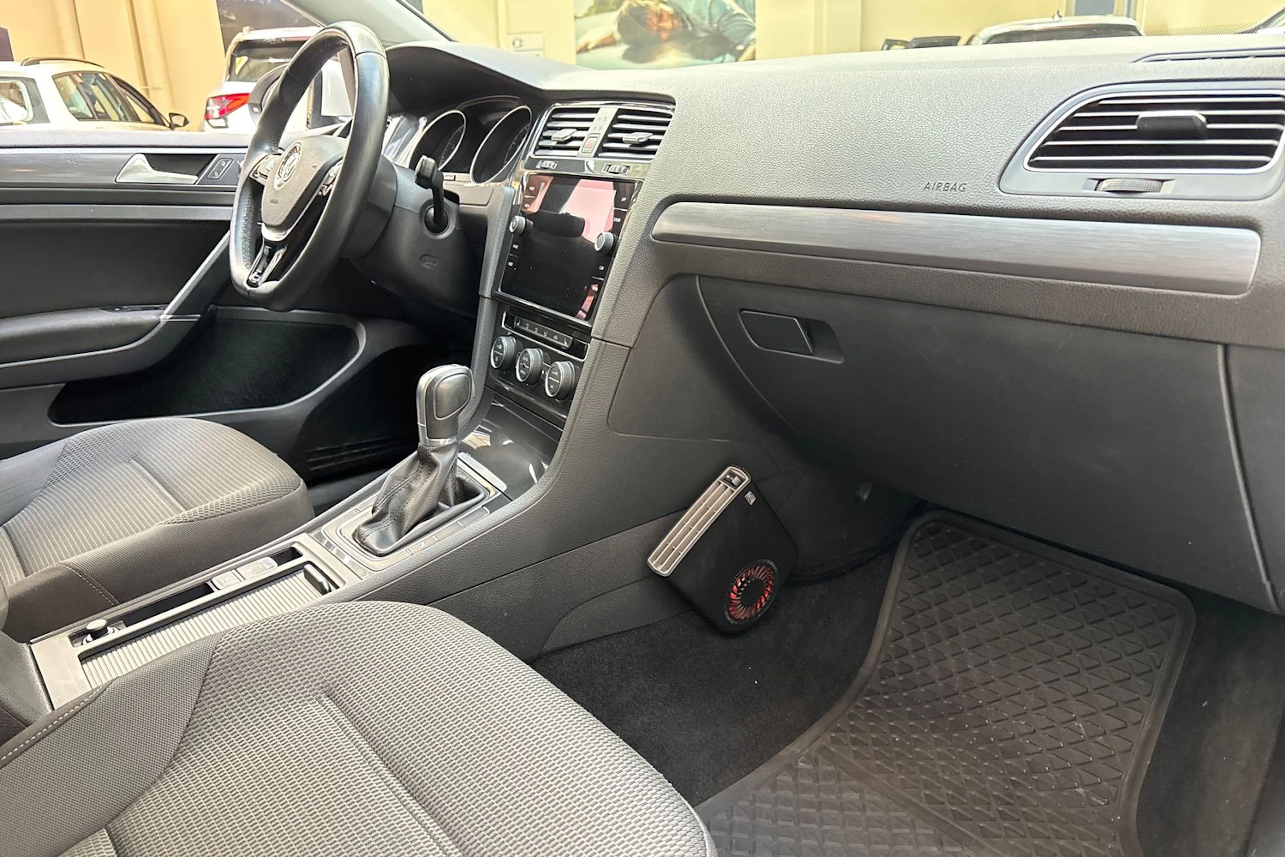 valkoinen Volkswagen Golf 2017 kuva 19.