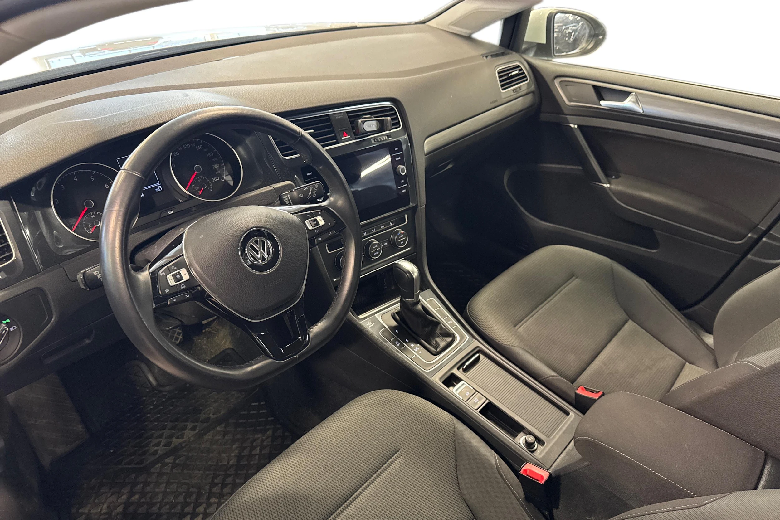valkoinen Volkswagen Golf 2017 kuva 3.
