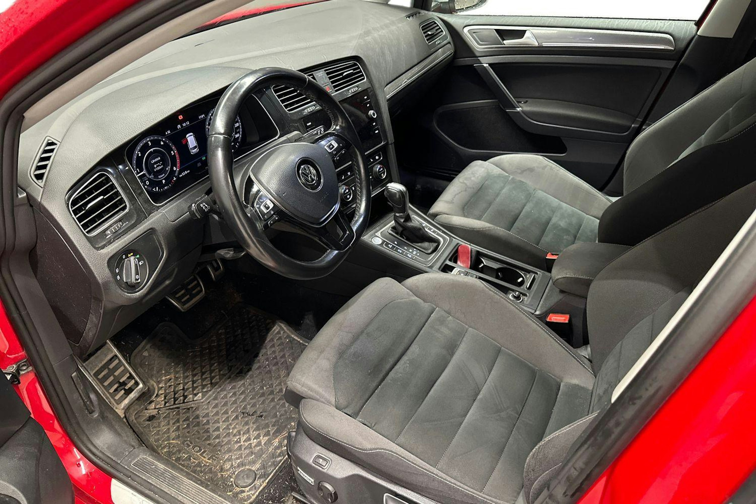 punainen Volkswagen Golf 2018 kuva 3.