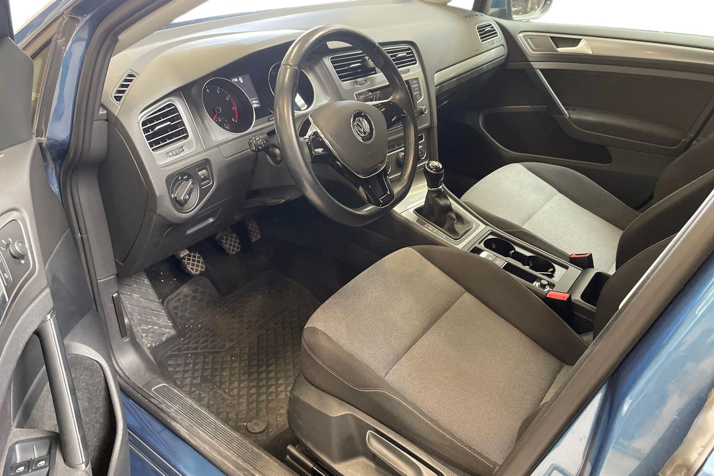 sininen Volkswagen Golf 2017 kuva 3.