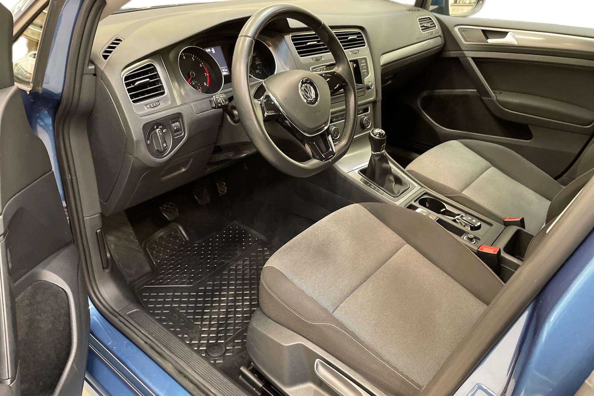 sininen Volkswagen Golf 2017 kuva 6.