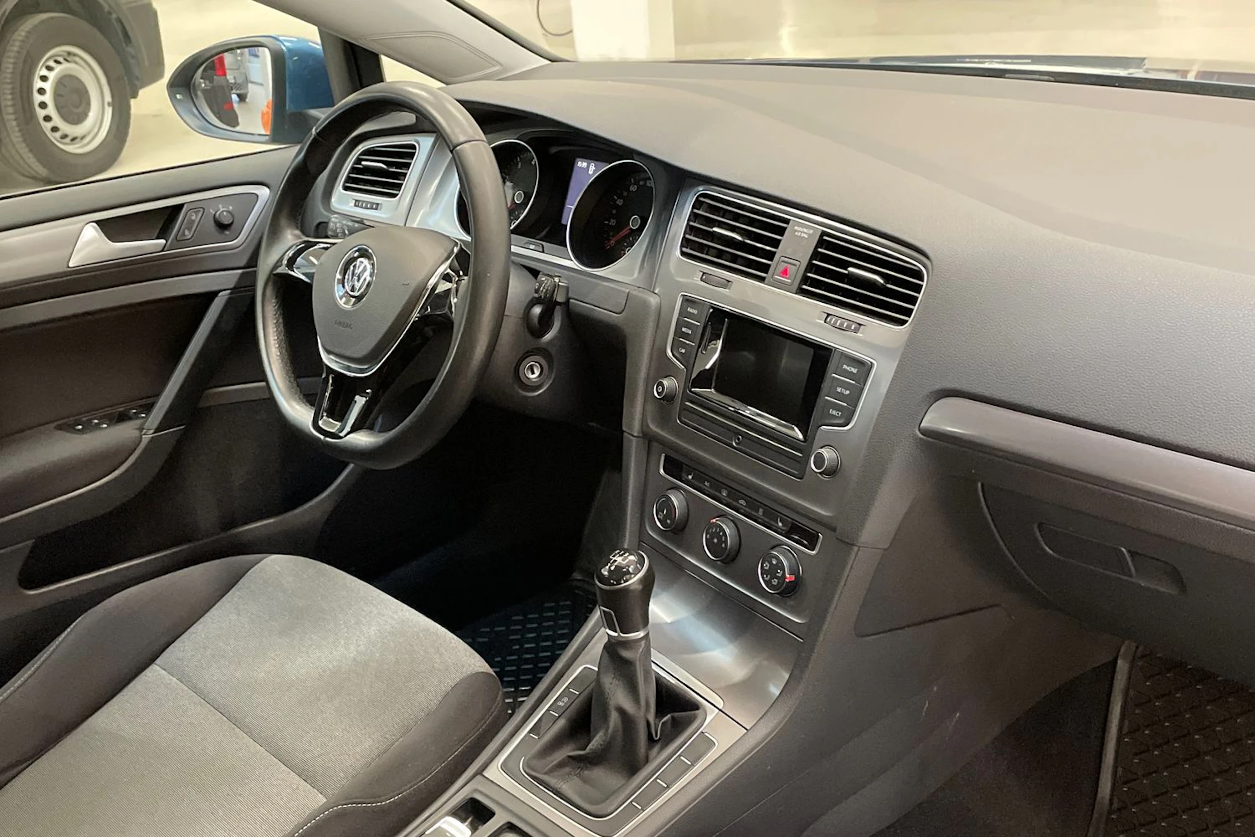sininen Volkswagen Golf 2017 kuva 13.