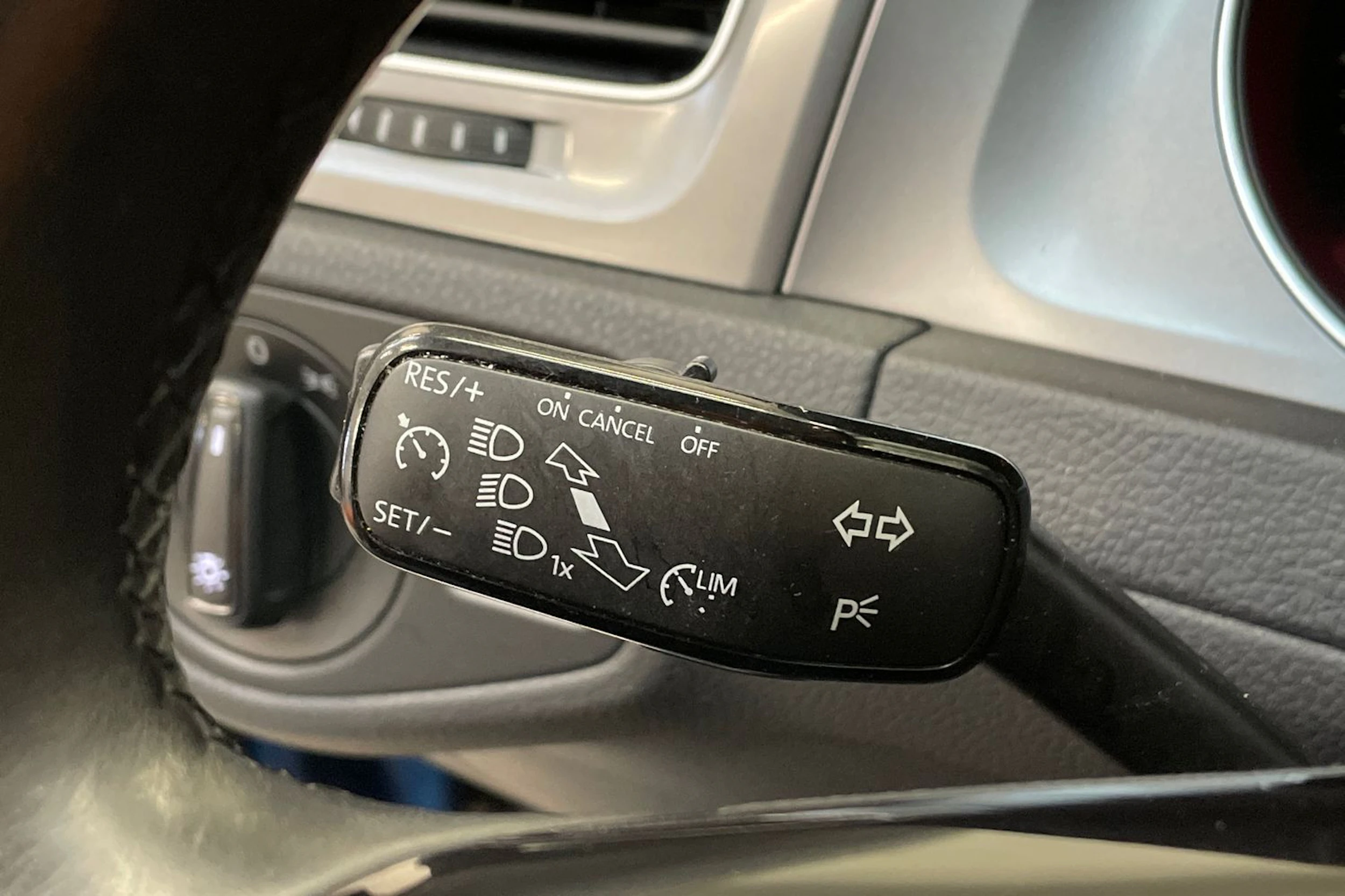 sininen Volkswagen Golf 2017 kuva 17.