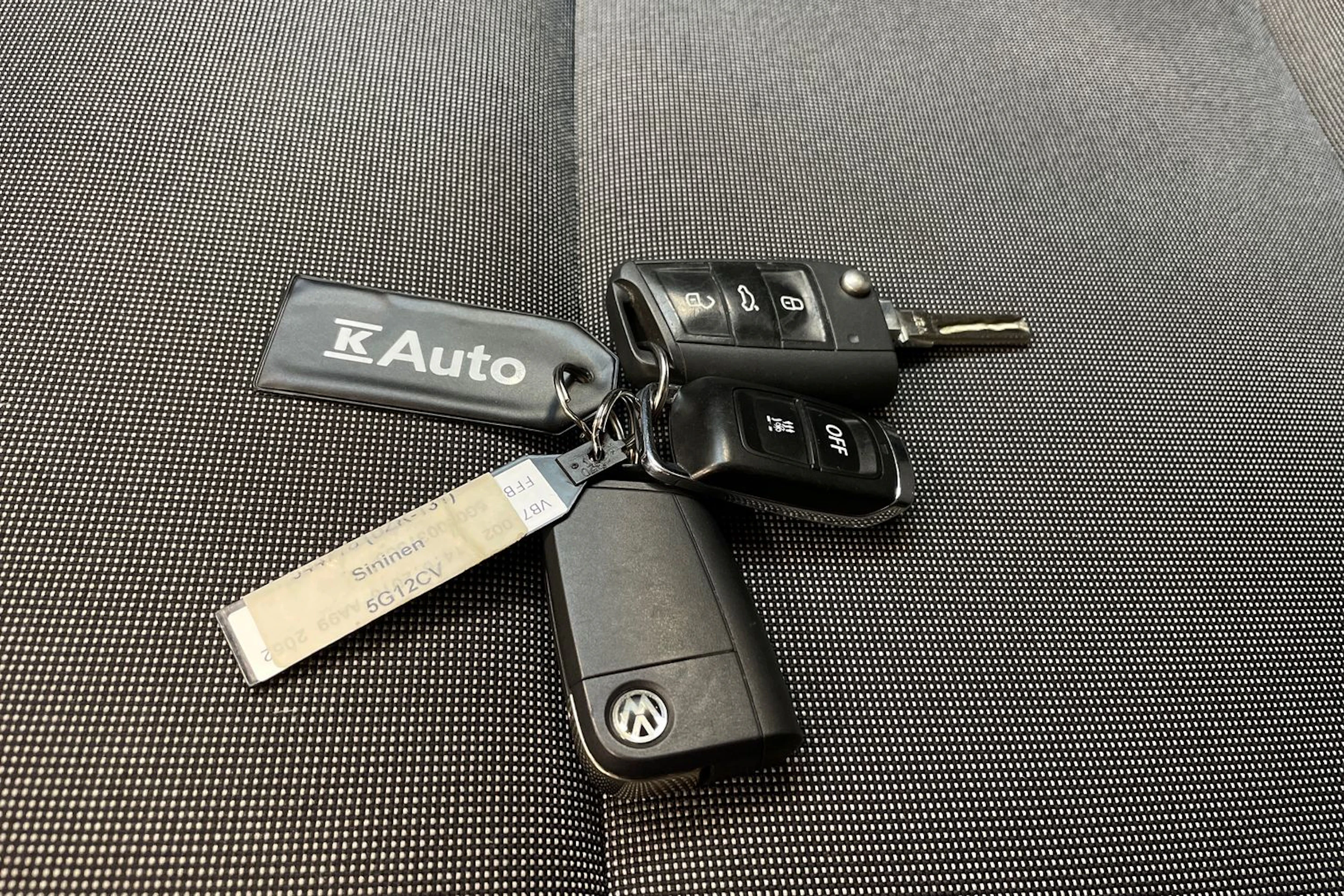 sininen Volkswagen Golf 2017 kuva 22.