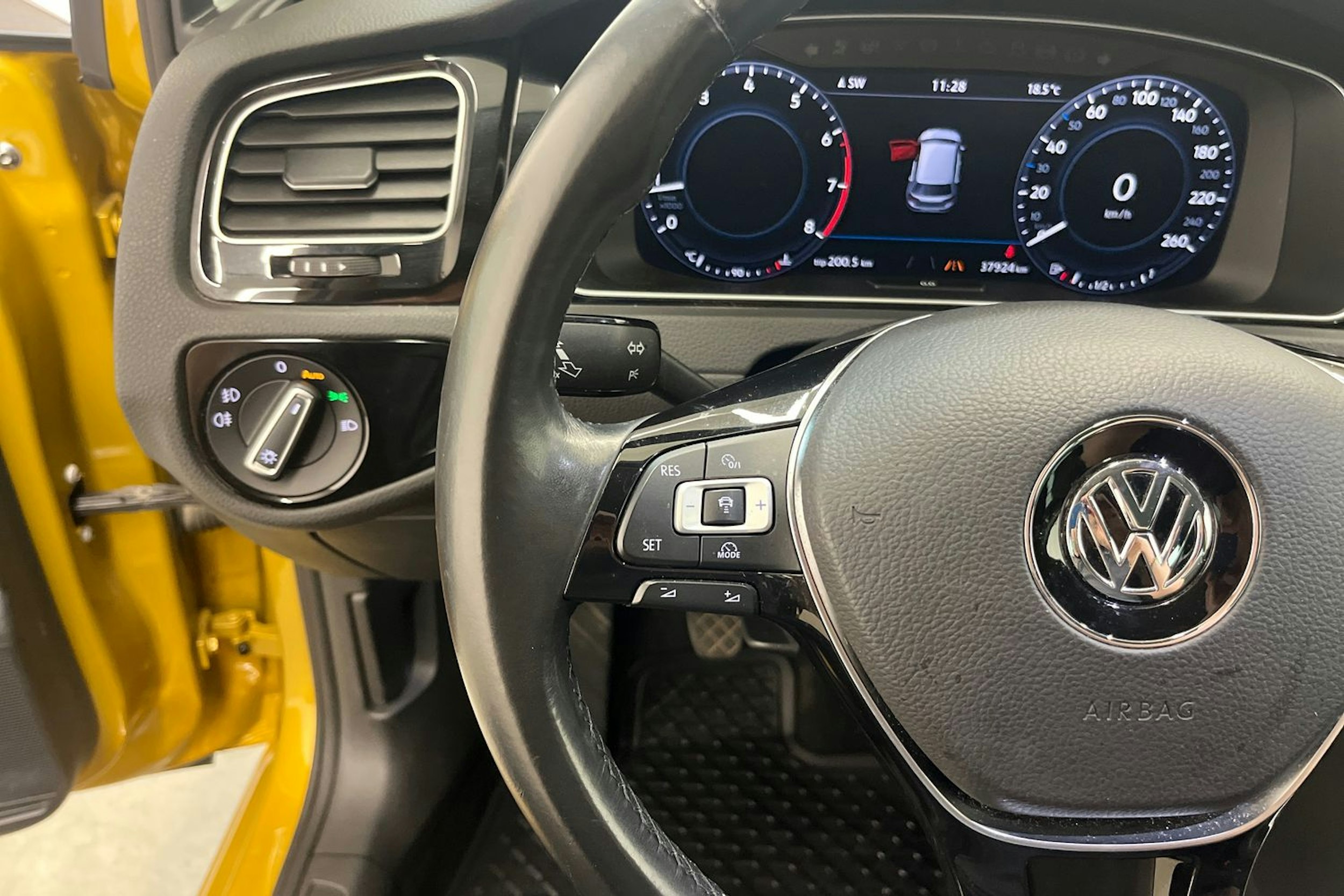Keltainen Volkswagen GOLF 2017 kuva 15.