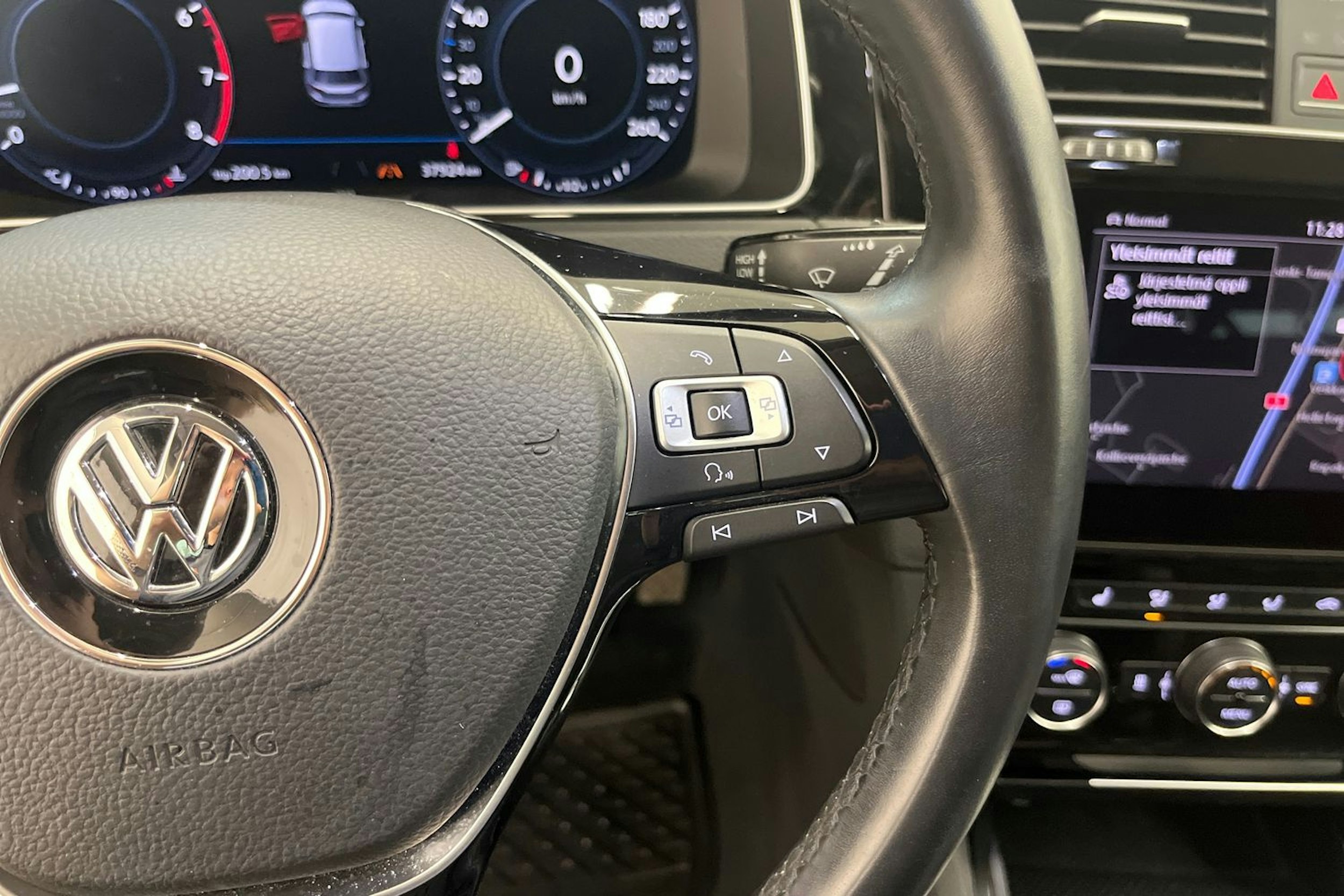 Keltainen Volkswagen GOLF 2017 kuva 16.