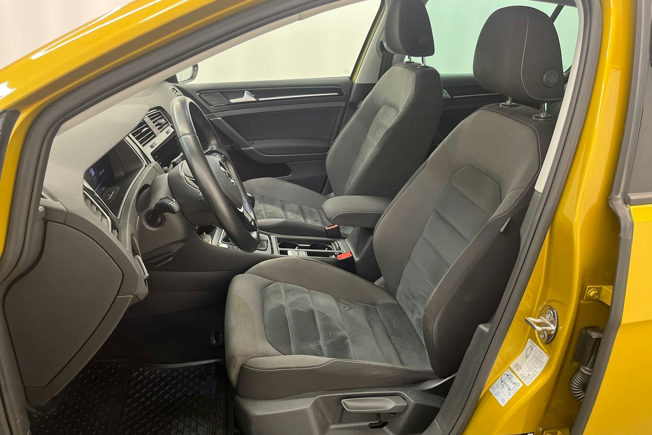 Keltainen Volkswagen GOLF 2017 kuva 20.