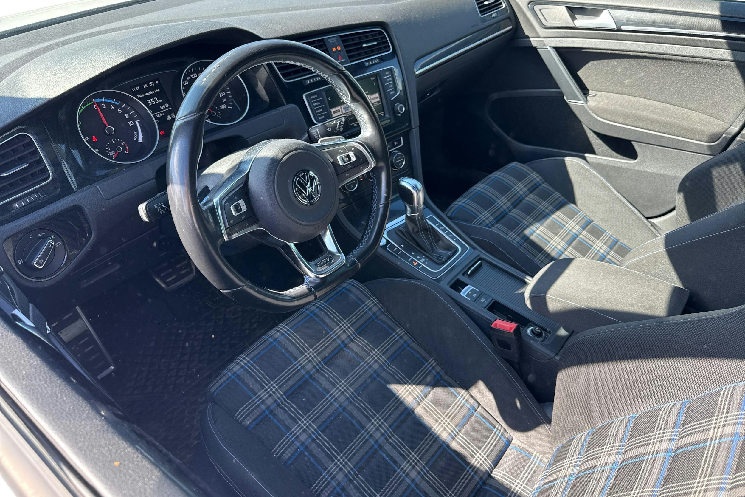 valkoinen Volkswagen Golf 2017 kuva 3.