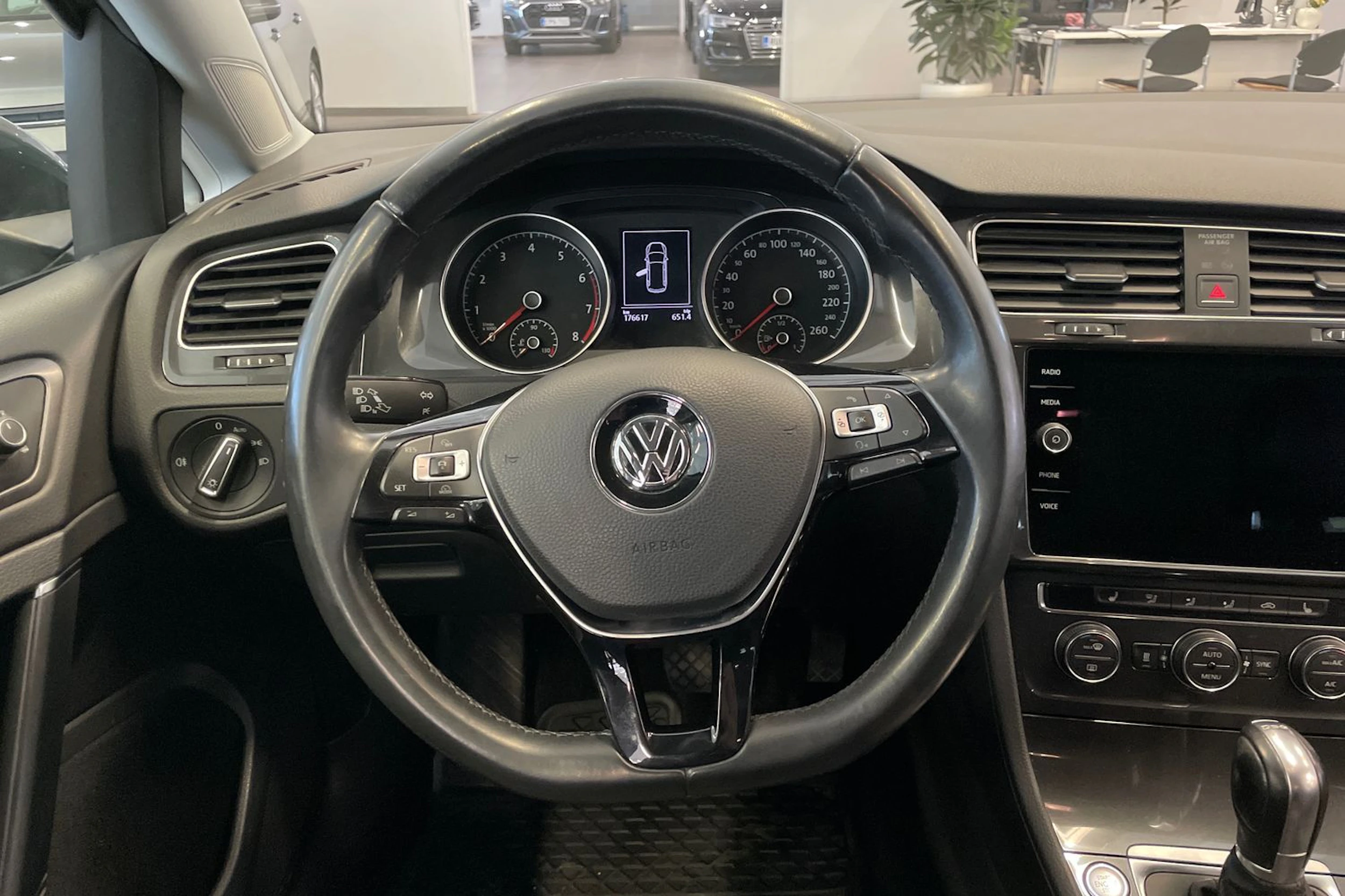 harmaa Volkswagen Golf 2017 kuva 19.