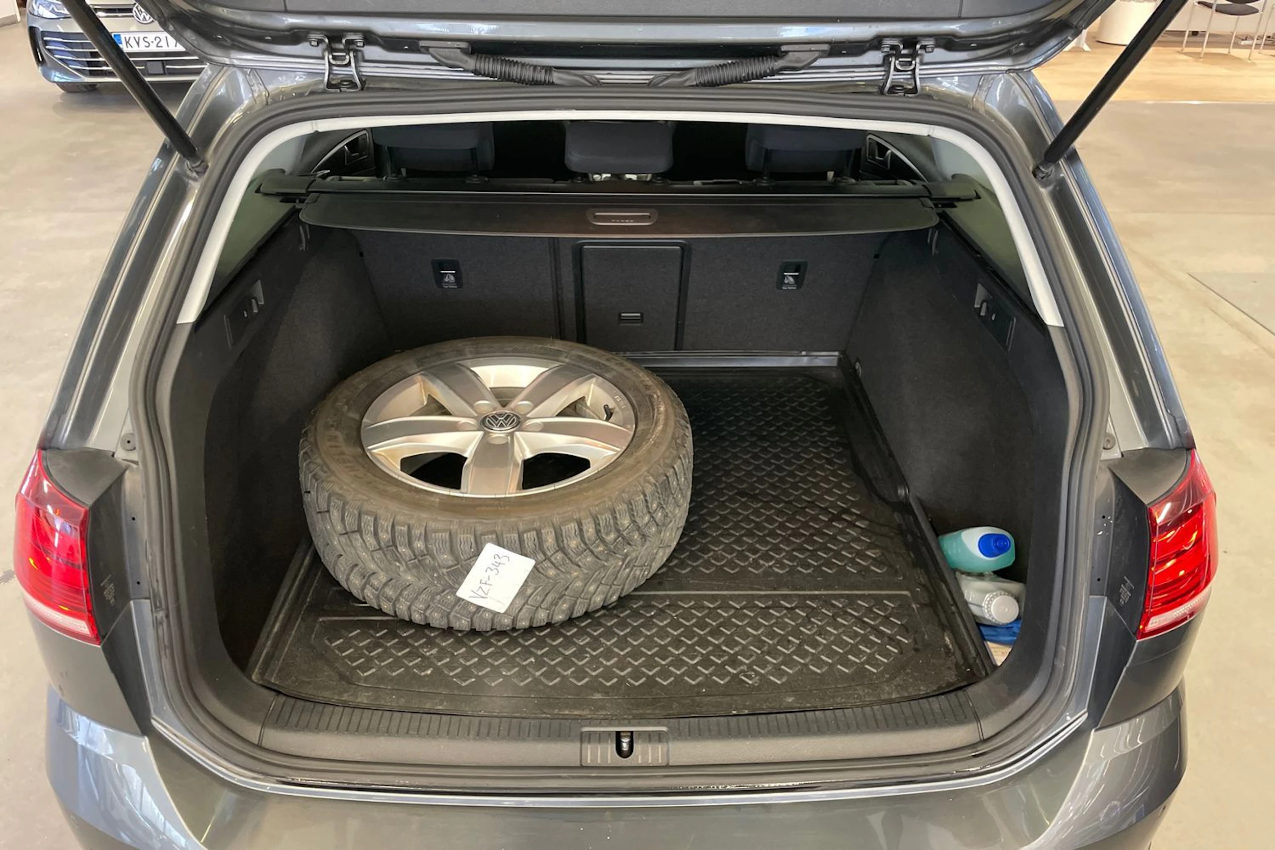 harmaa Volkswagen Golf 2017 kuva 21.
