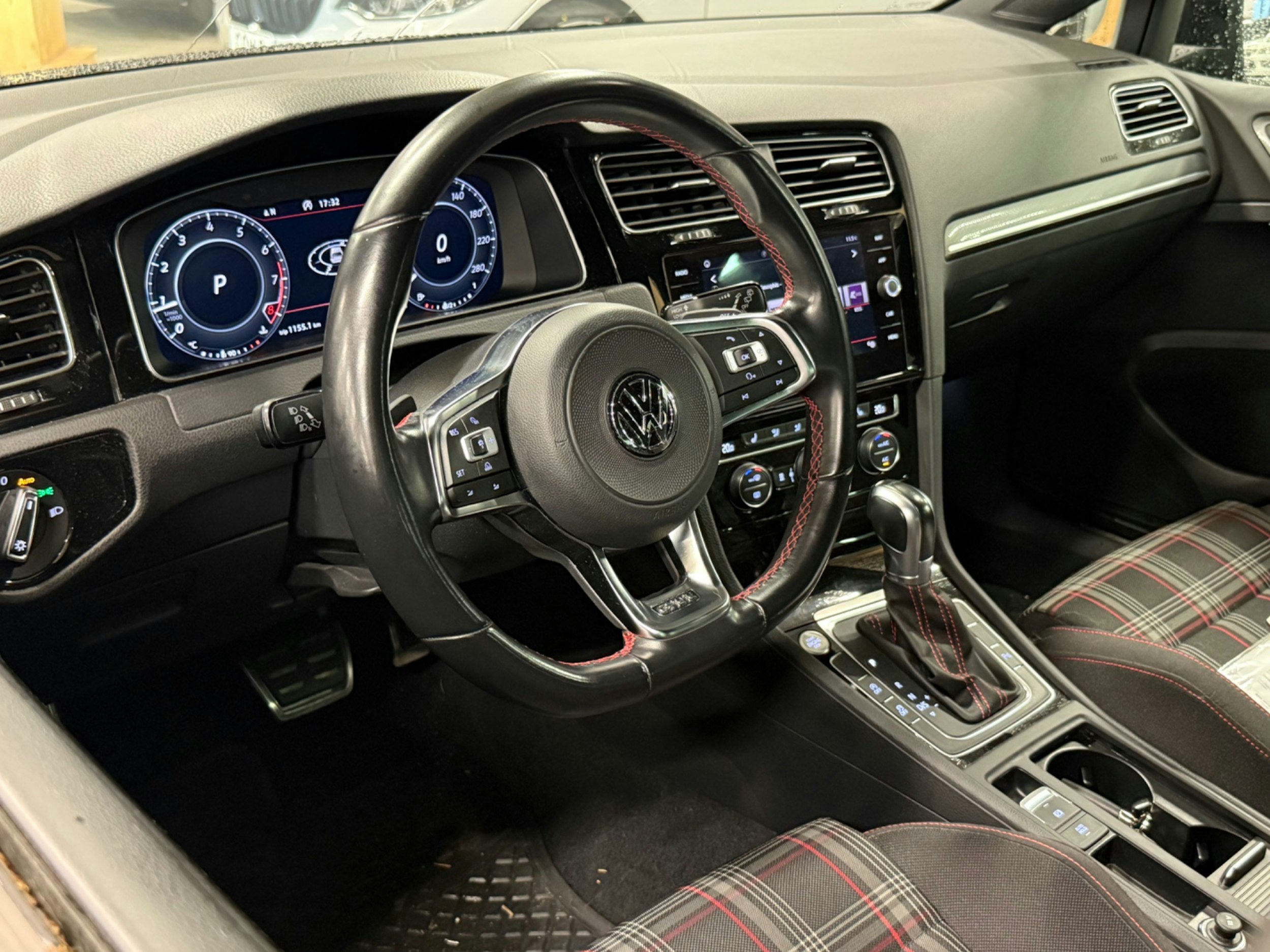 musta Volkswagen Golf 2017 kuva 3.