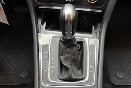 sininen Volkswagen Golf 2017 kuva 27.