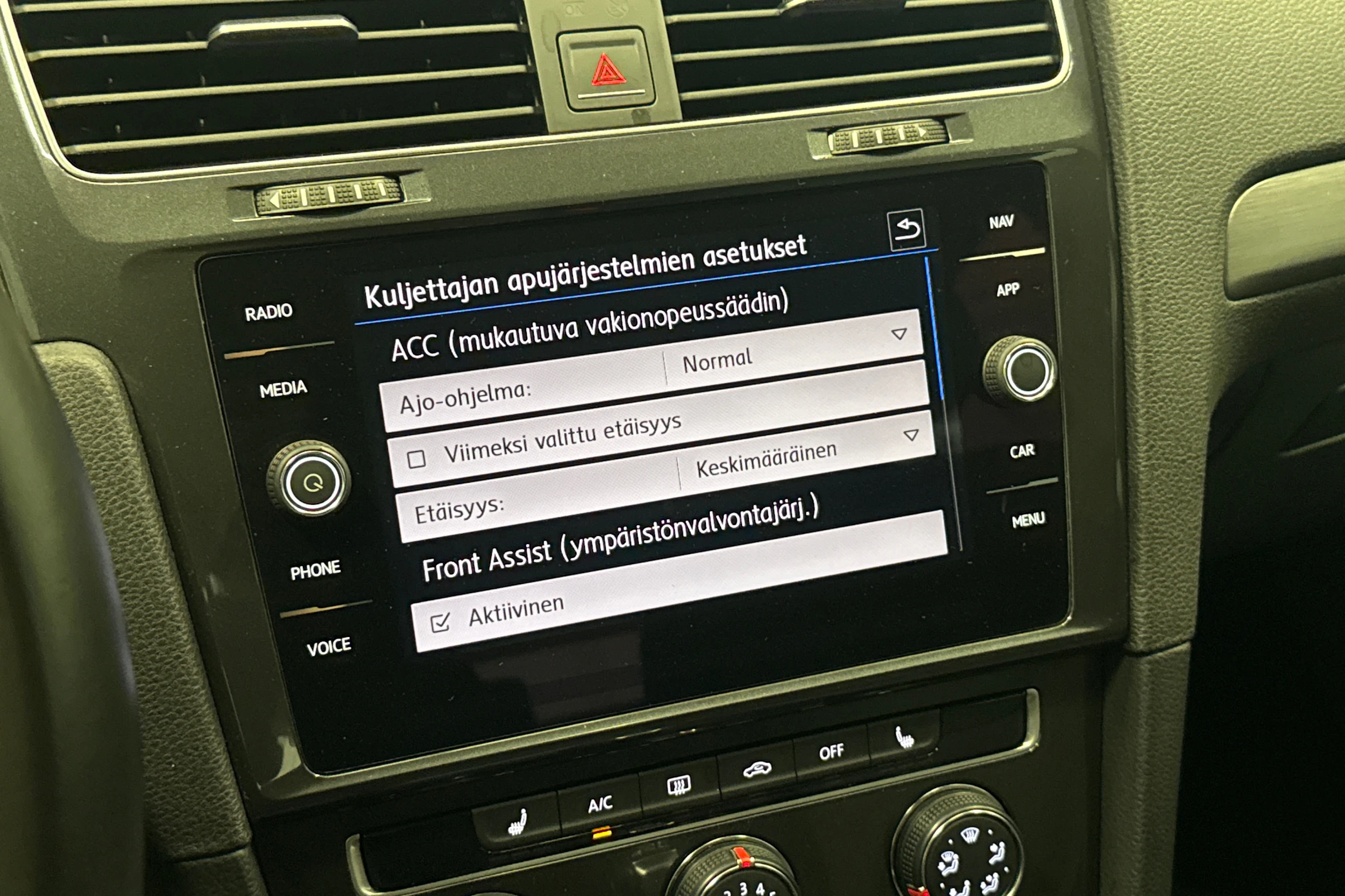 harmaa Volkswagen Golf 2018 kuva 17.