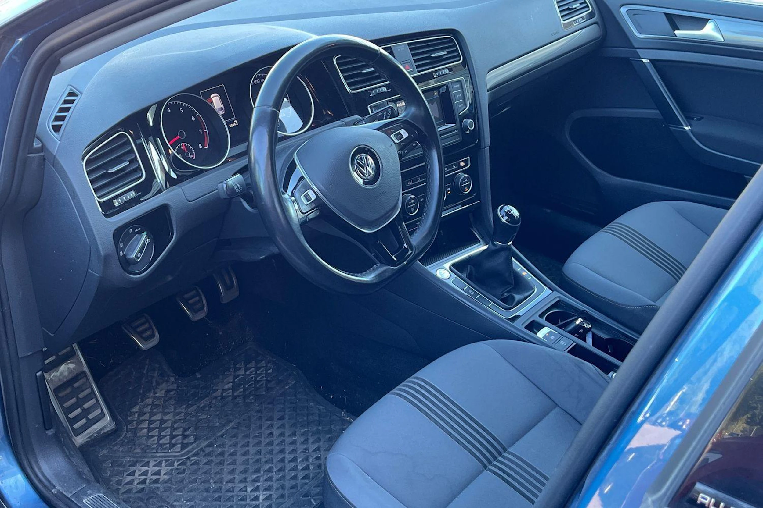 sininen Volkswagen Golf 2017 kuva 3.