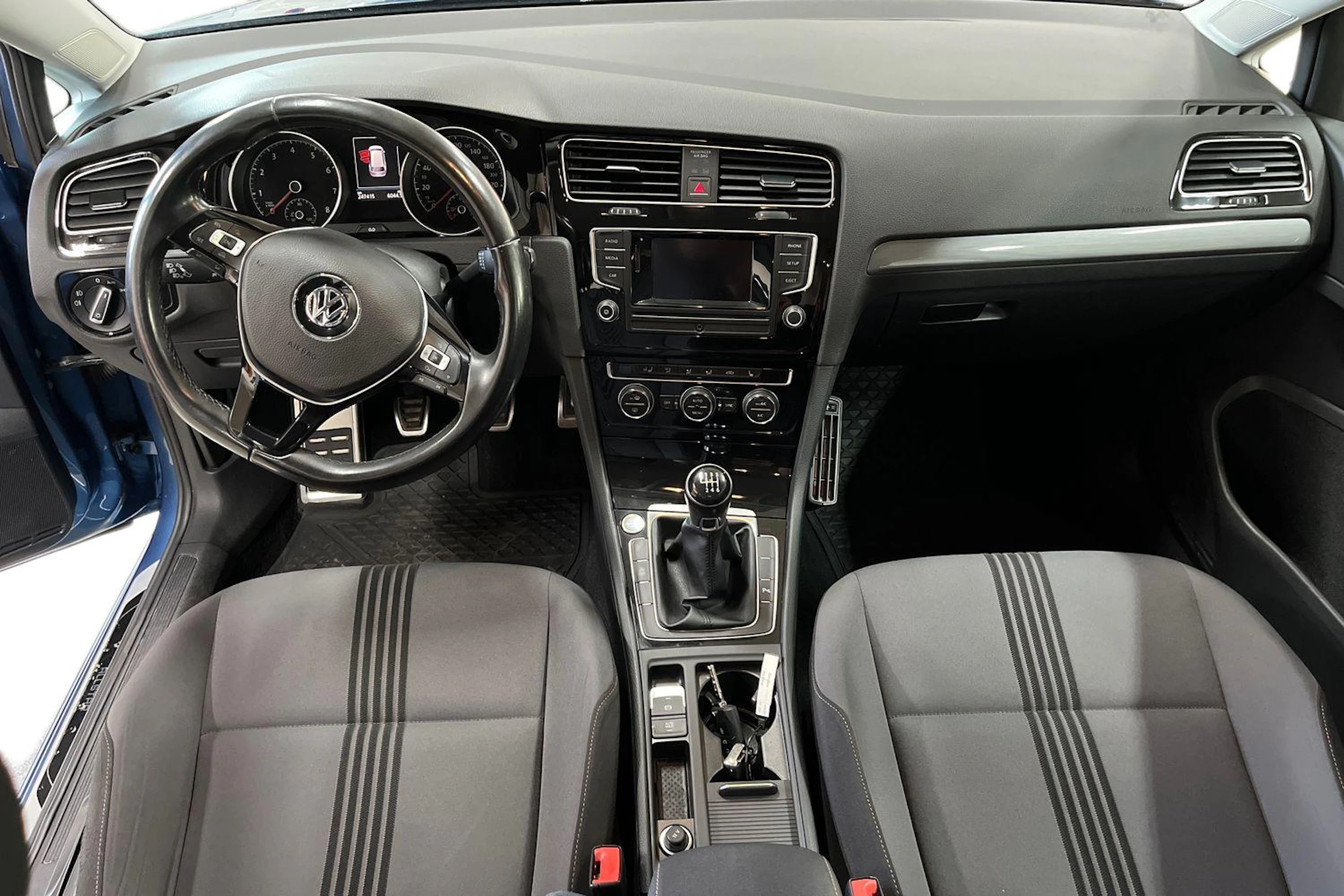 sininen Volkswagen Golf 2017 kuva 7.
