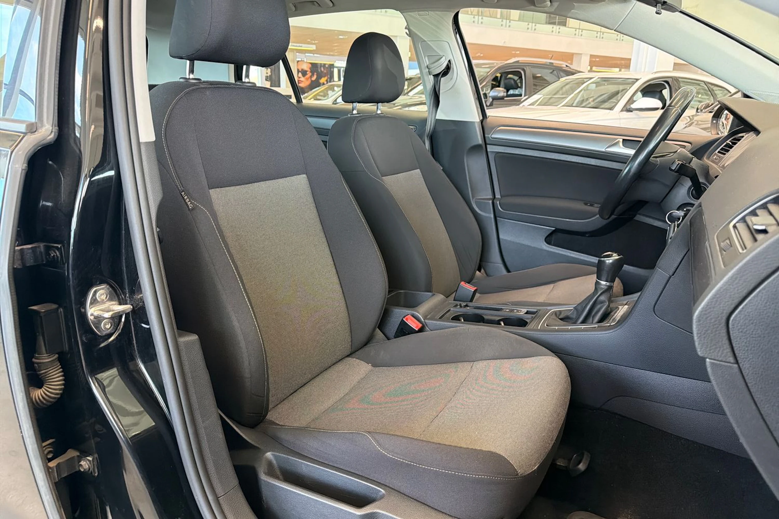 musta Volkswagen Golf 2017 kuva 6.