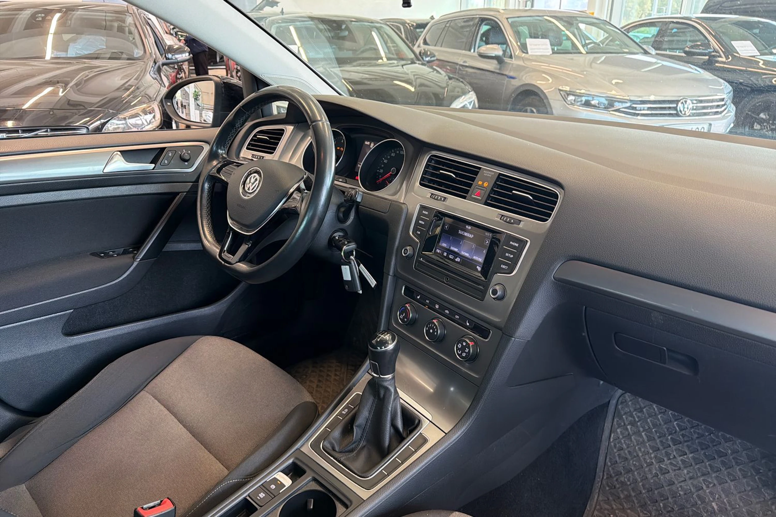 musta Volkswagen Golf 2017 kuva 8.