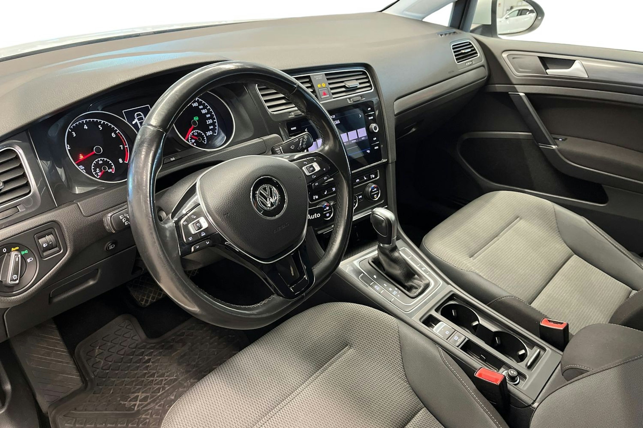 valkoinen Volkswagen Golf 2017 kuva 7.