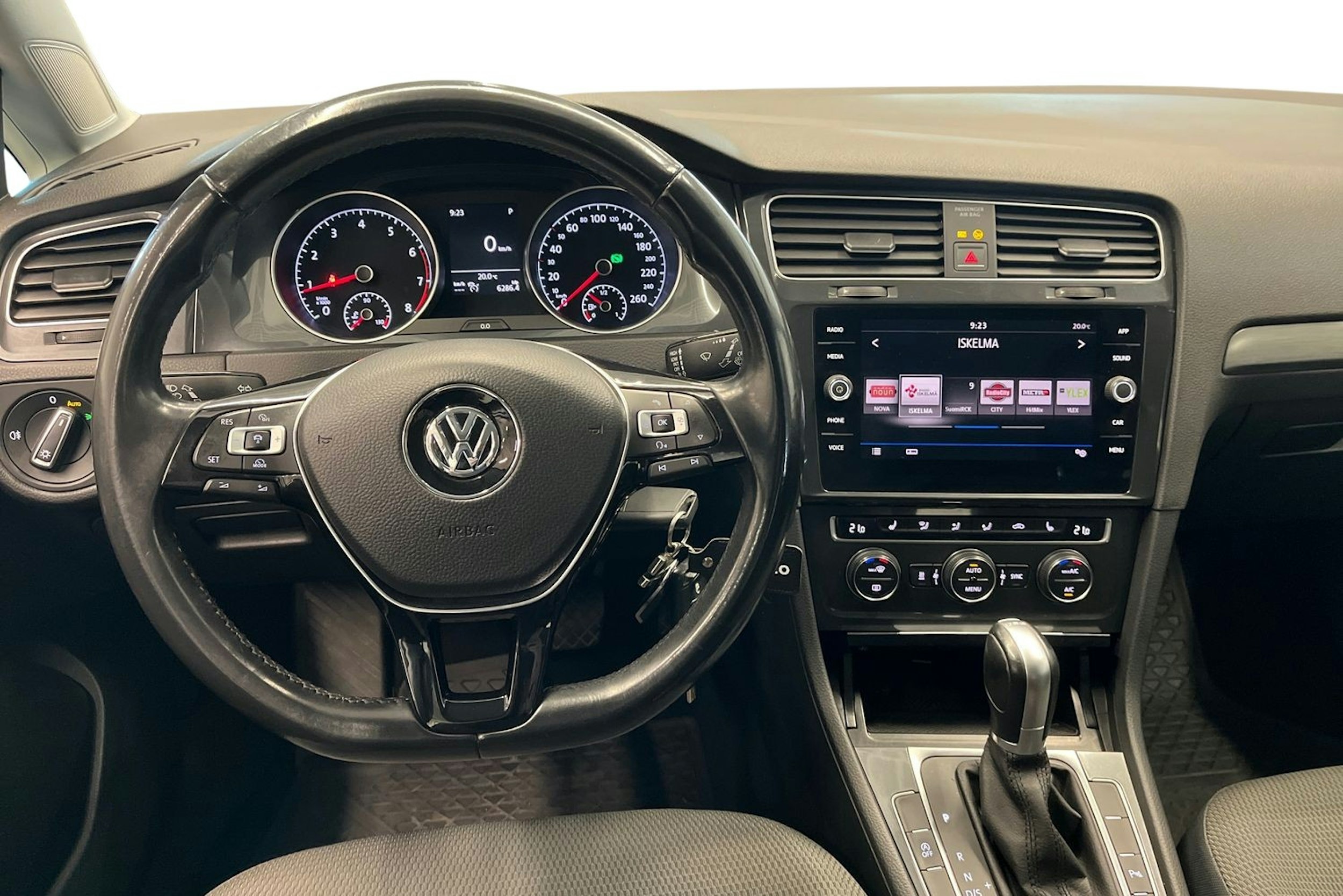 valkoinen Volkswagen Golf 2017 kuva 9.