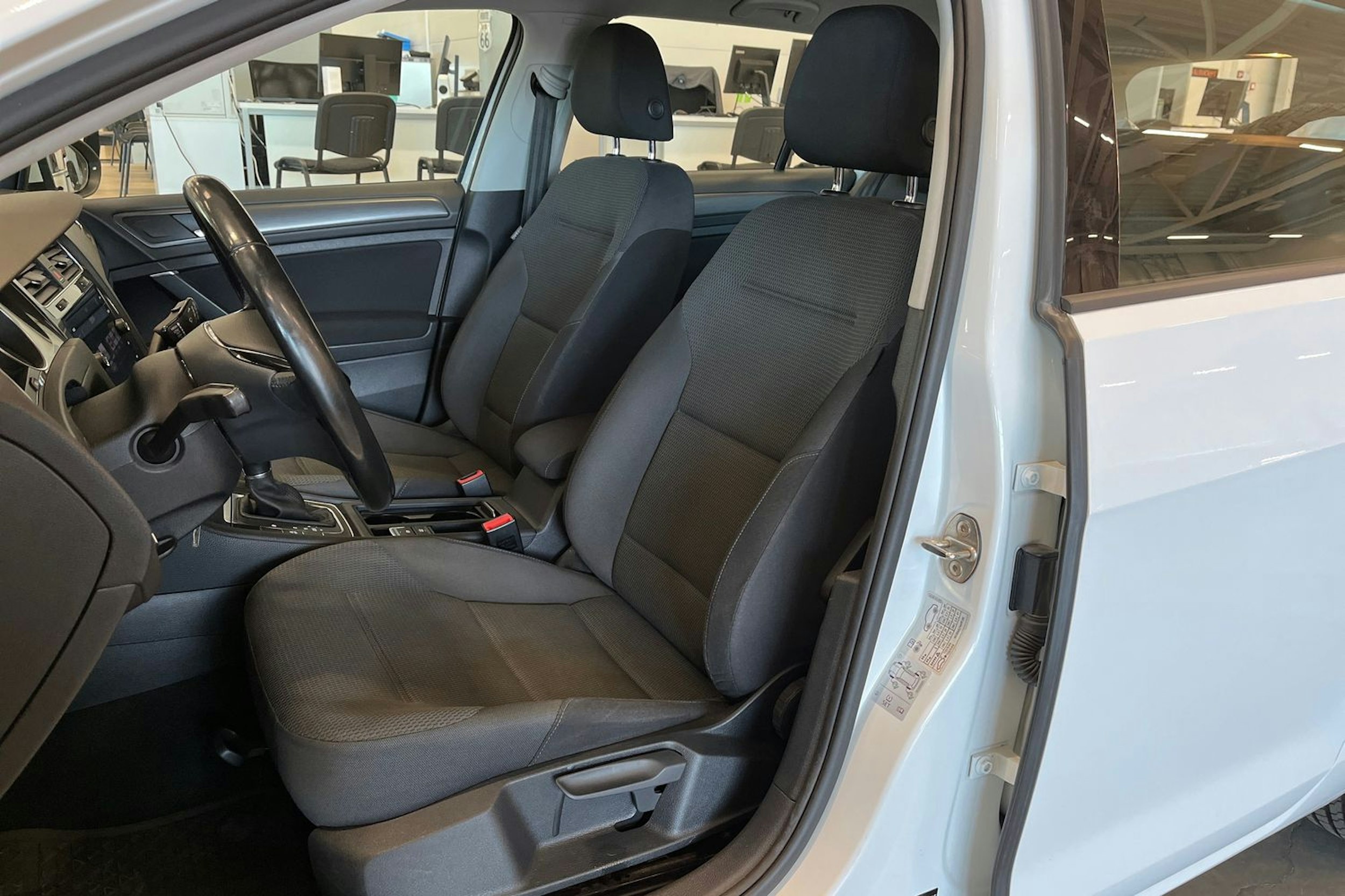 valkoinen Volkswagen Golf 2017 kuva 14.