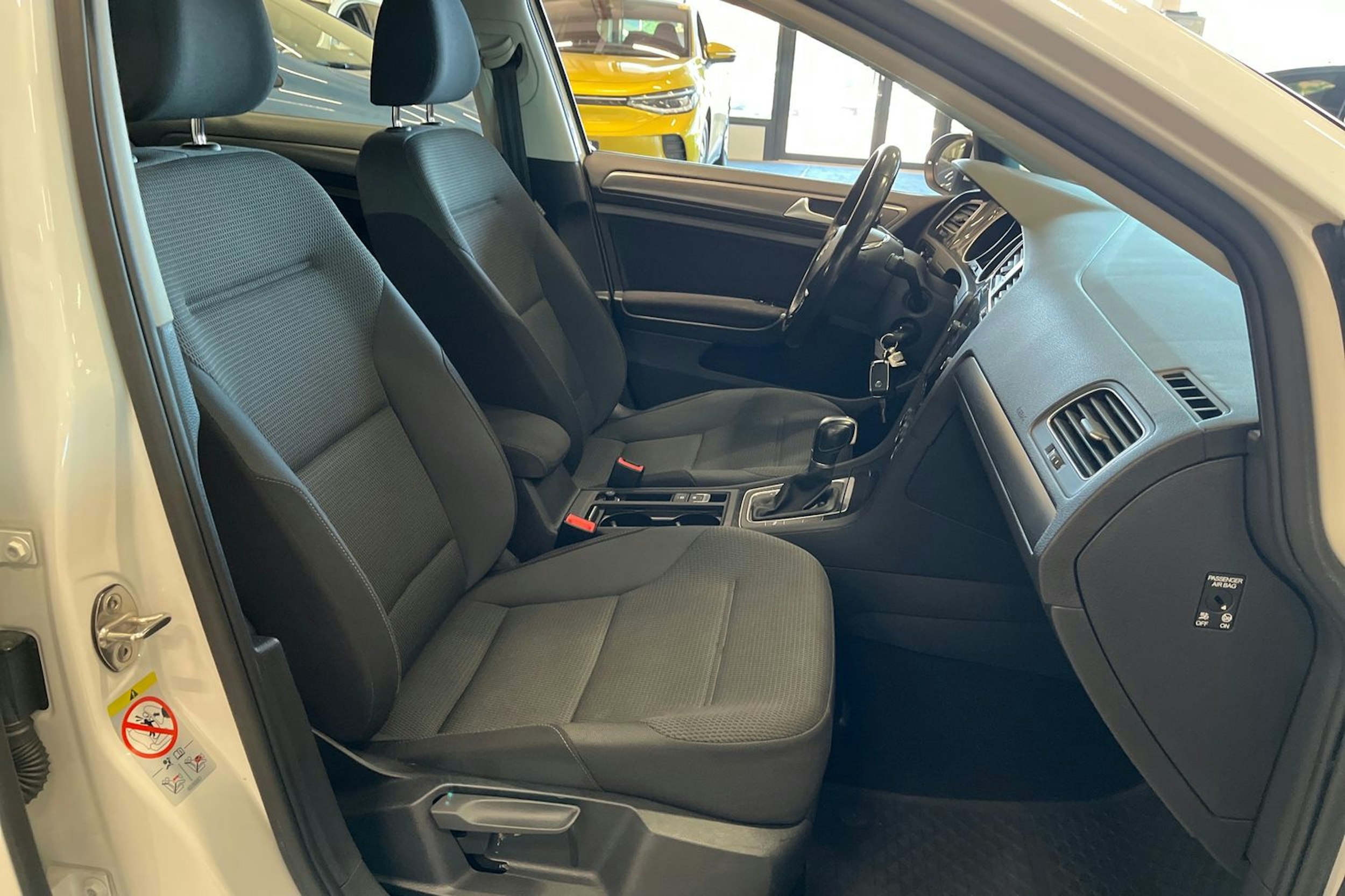 valkoinen Volkswagen Golf 2017 kuva 15.