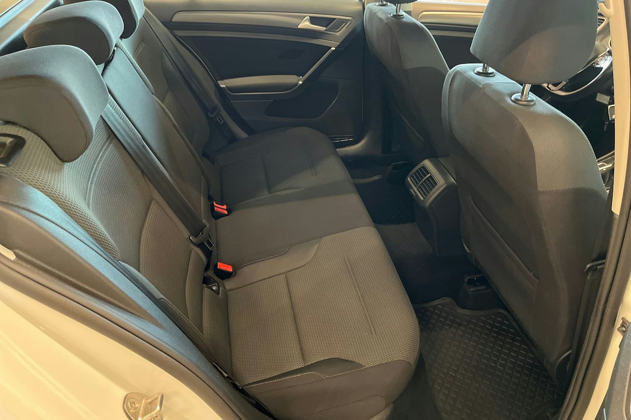 valkoinen Volkswagen Golf 2017 kuva 16.