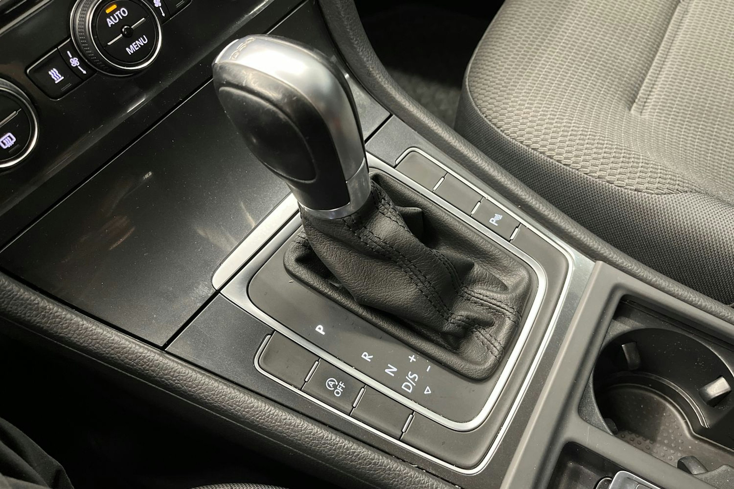 valkoinen Volkswagen Golf 2017 kuva 26.
